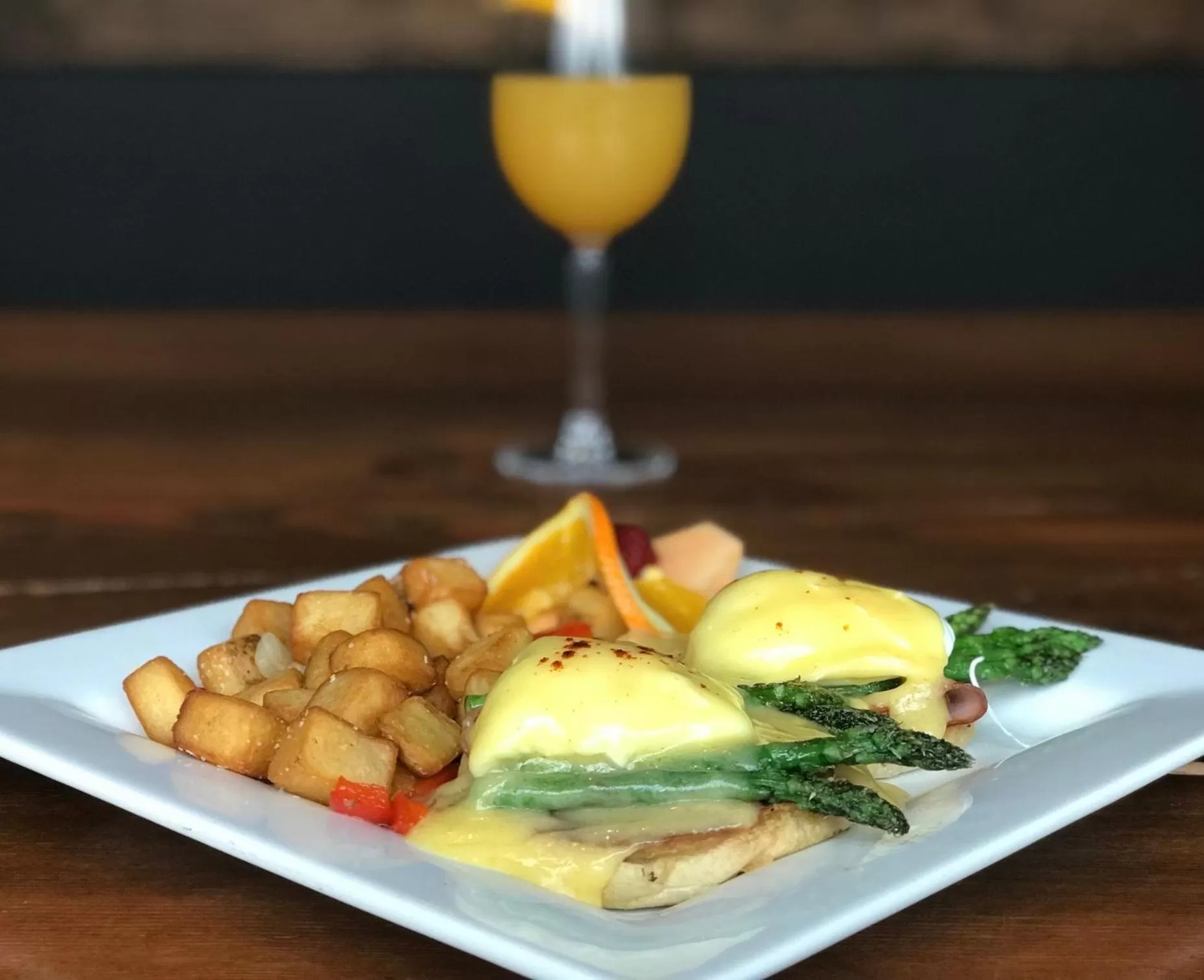 Restaurant/places to eat in Executive Hotel Pacific