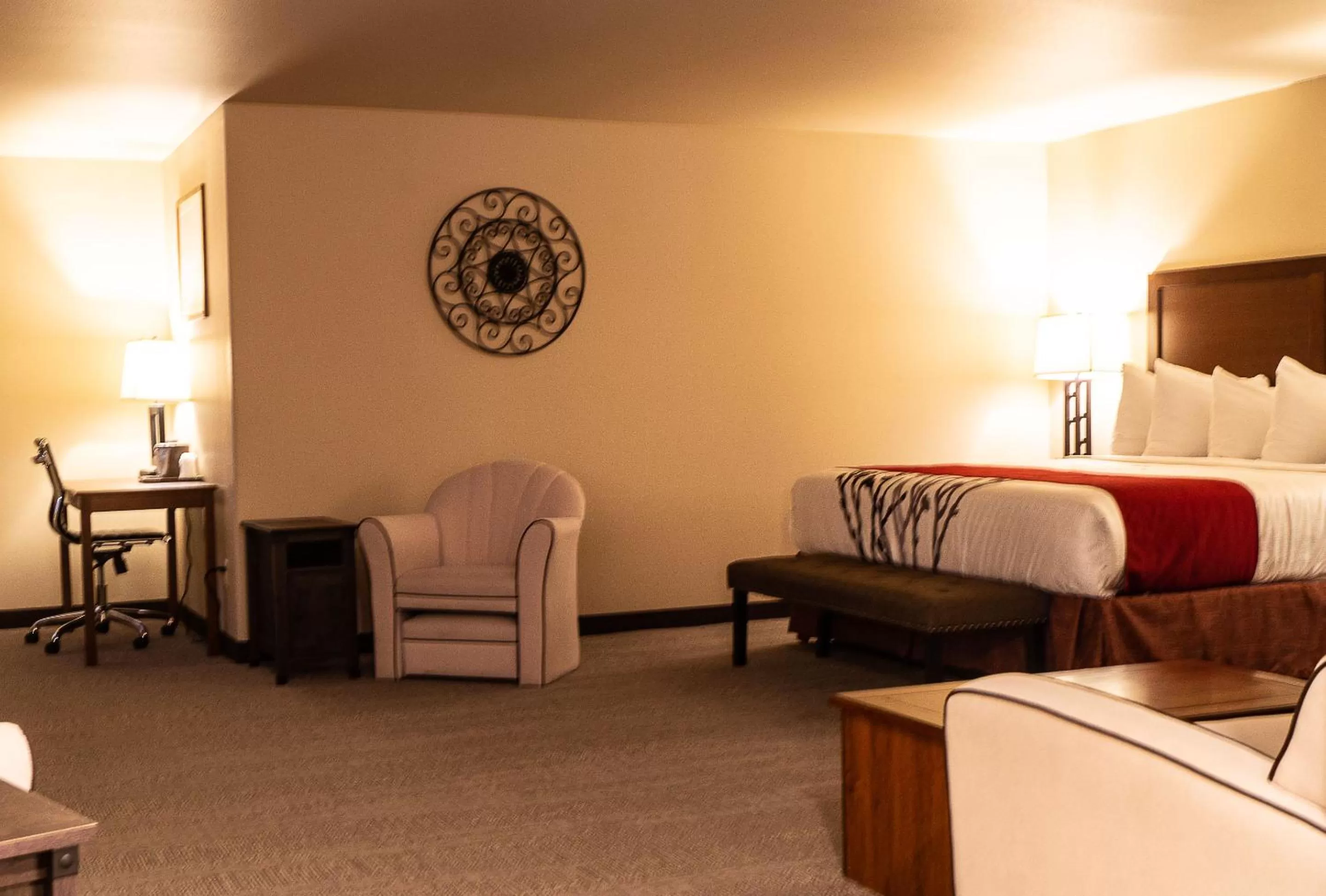 Seating area, Bed in Newcastle Lodge & Convention Center