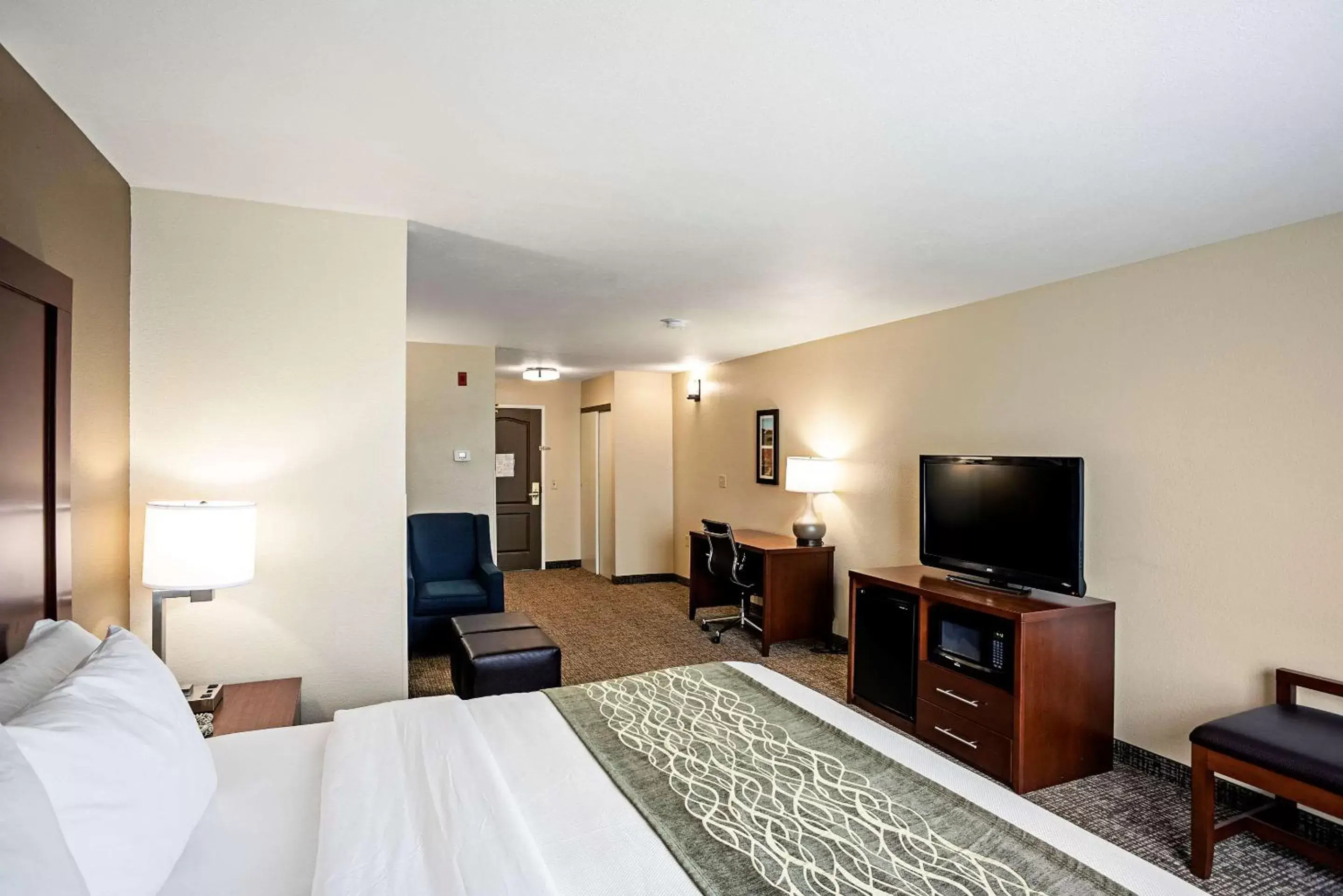 Photo of the whole room, TV/Entertainment Center in Comfort Inn & Suites Independence