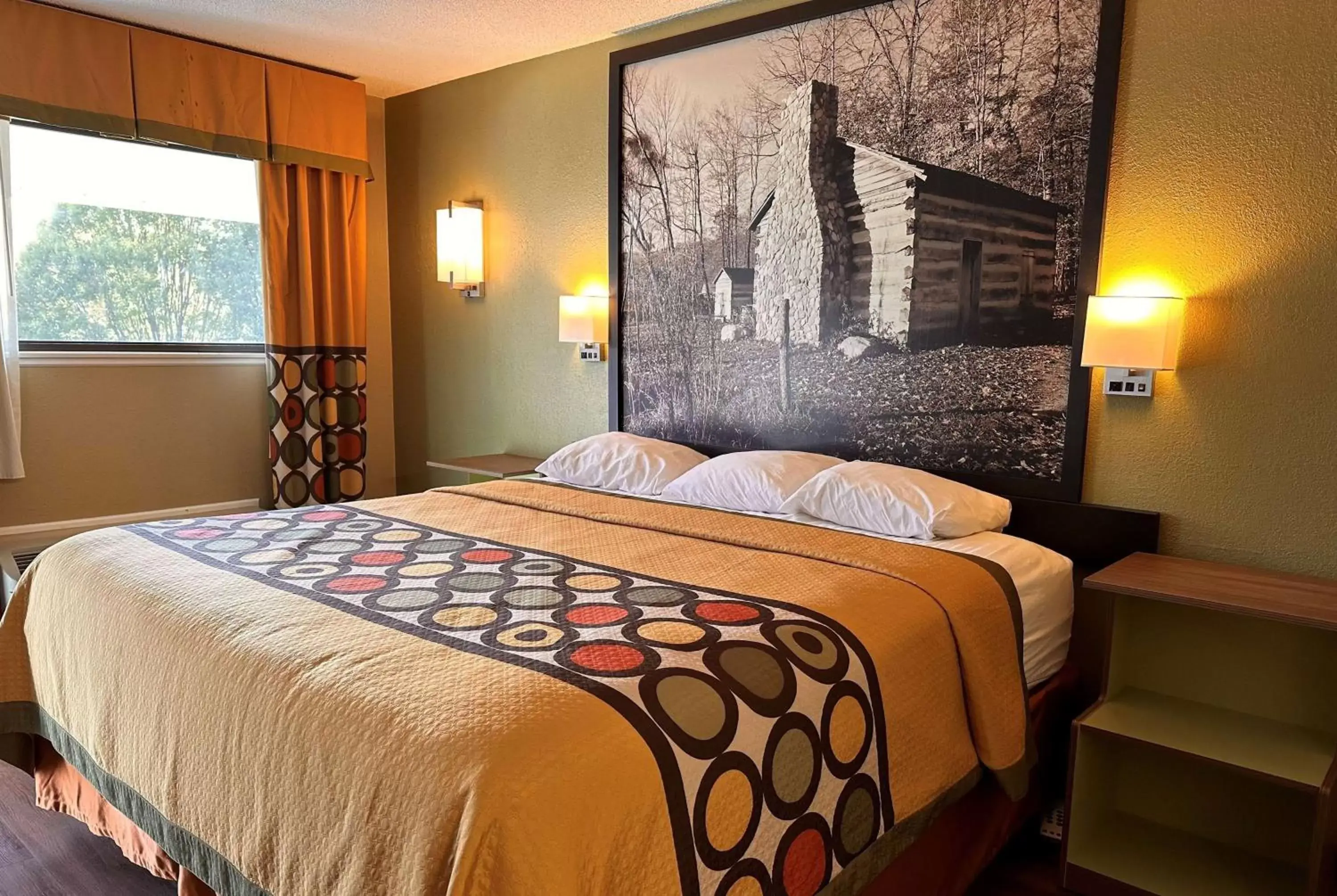 Photo of the whole room, Bed in Super 8 by Wyndham Cincinnati-Springdale OH