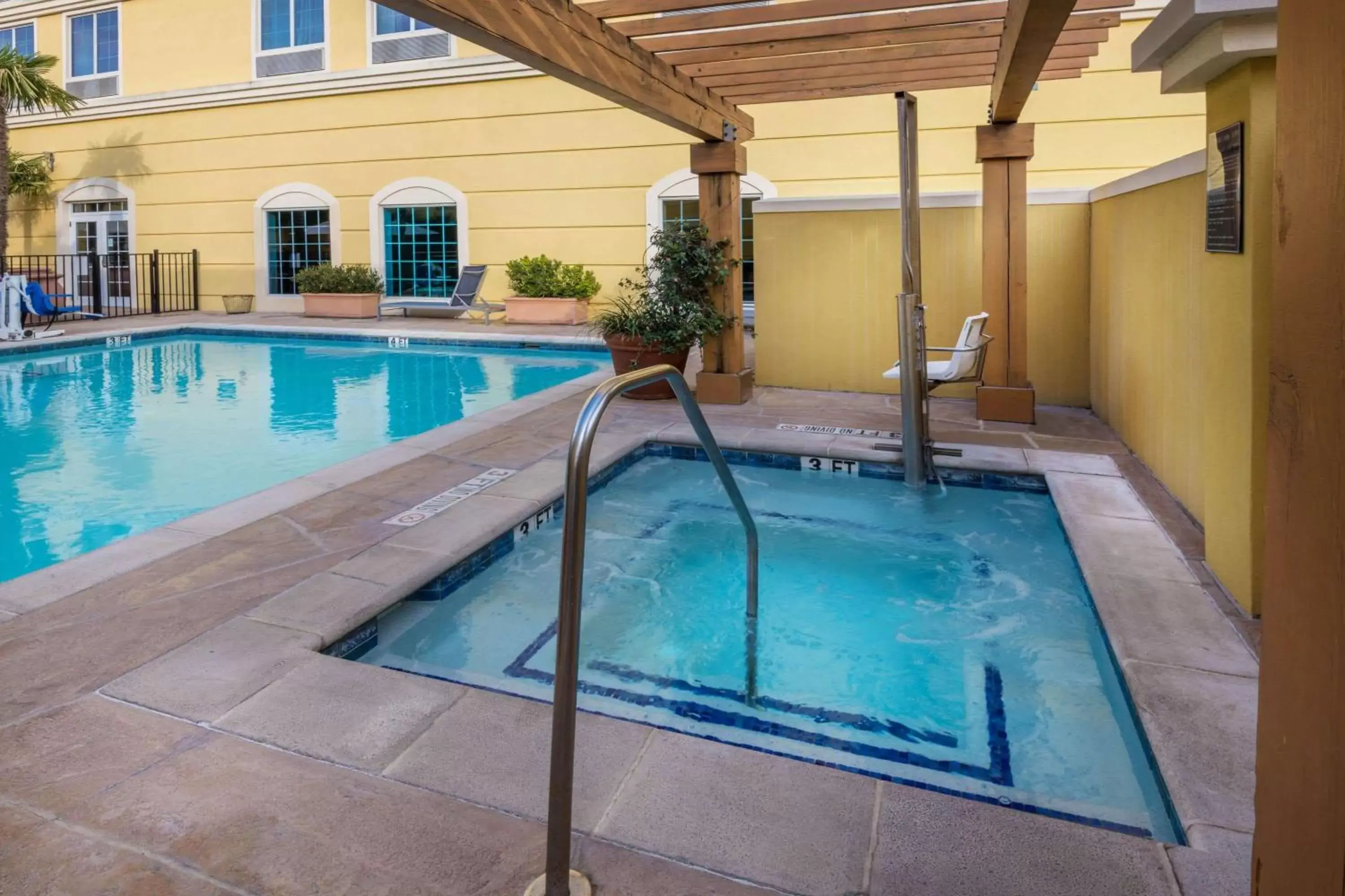 Hot Tub, Swimming Pool in La Quinta by Wyndham San Antonio Medical Ctr. NW