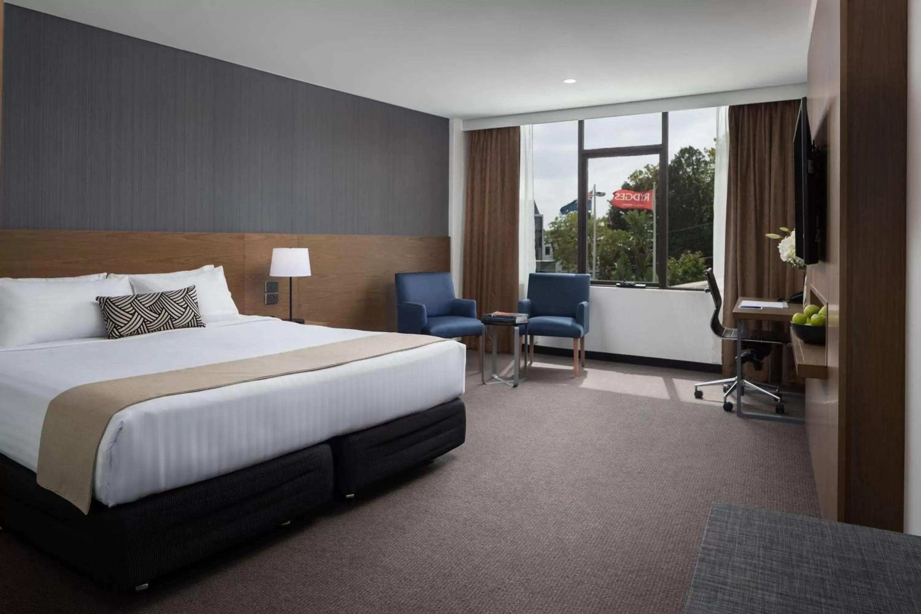Photo of the whole room in Rydges Camperdown
