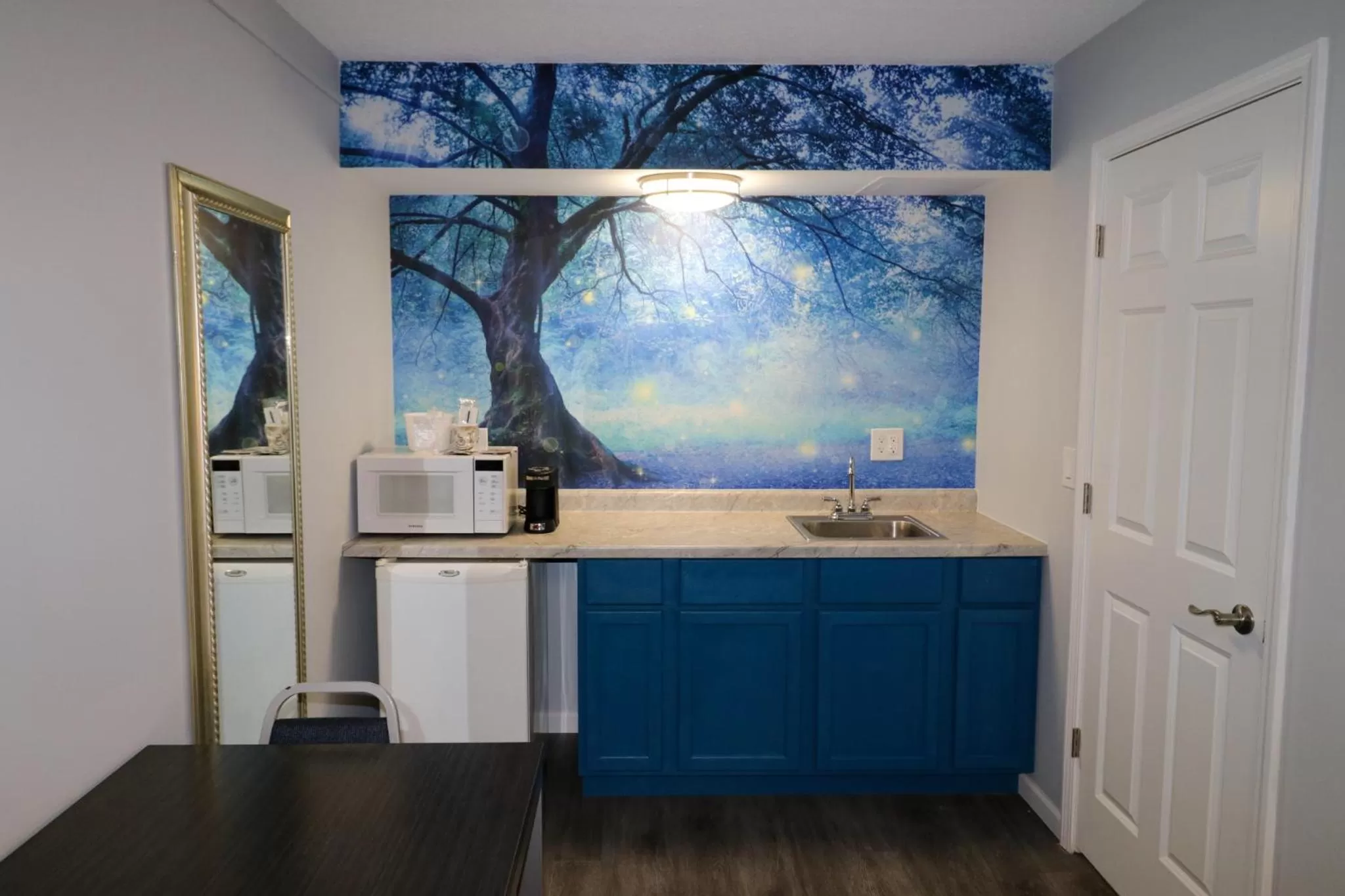 Kitchen or kitchenette in Envi Boutique Hotel Henderson-Evansville South