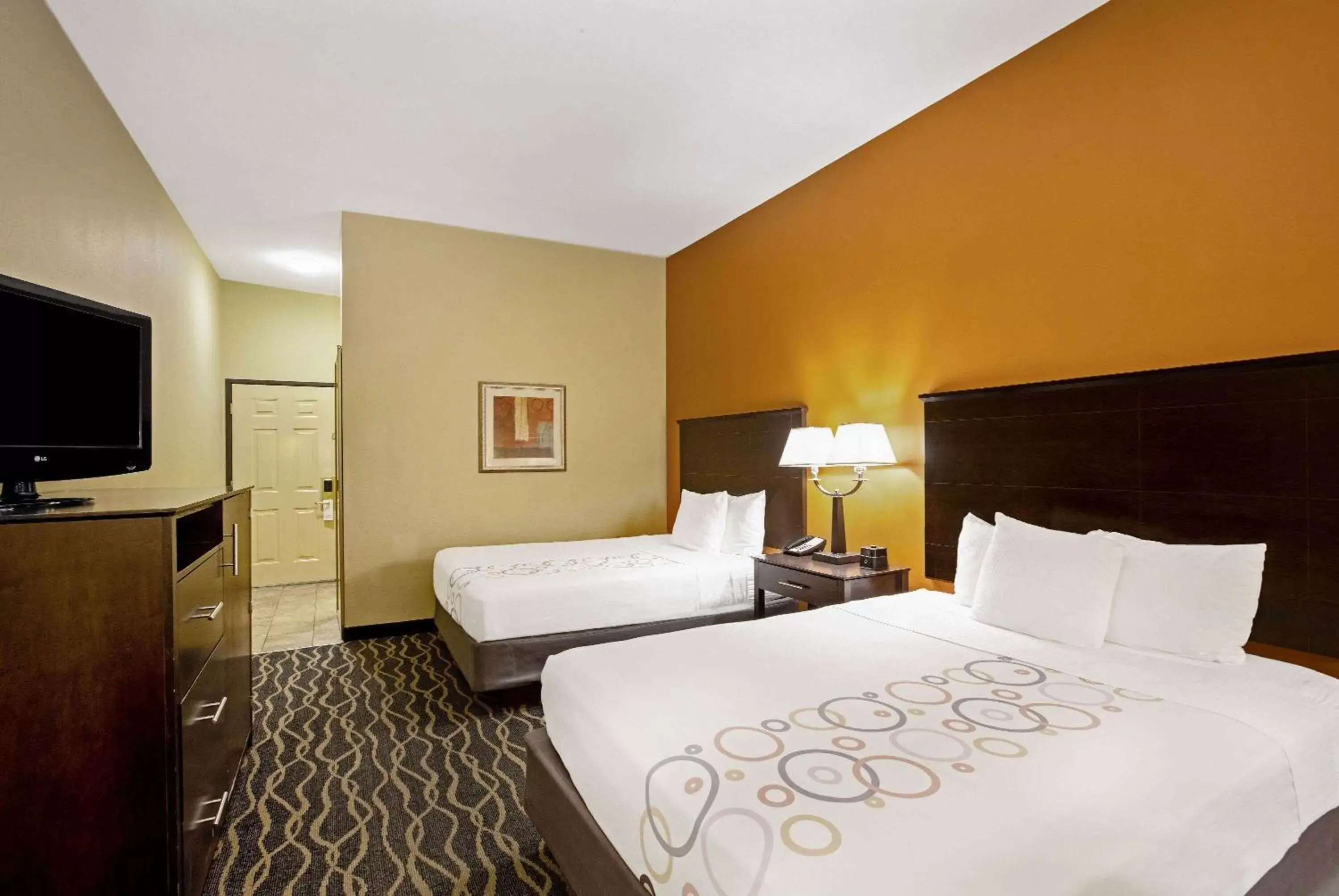 Photo of the whole room, Bed in La Quinta by Wyndham Tulsa Airport / Expo Square