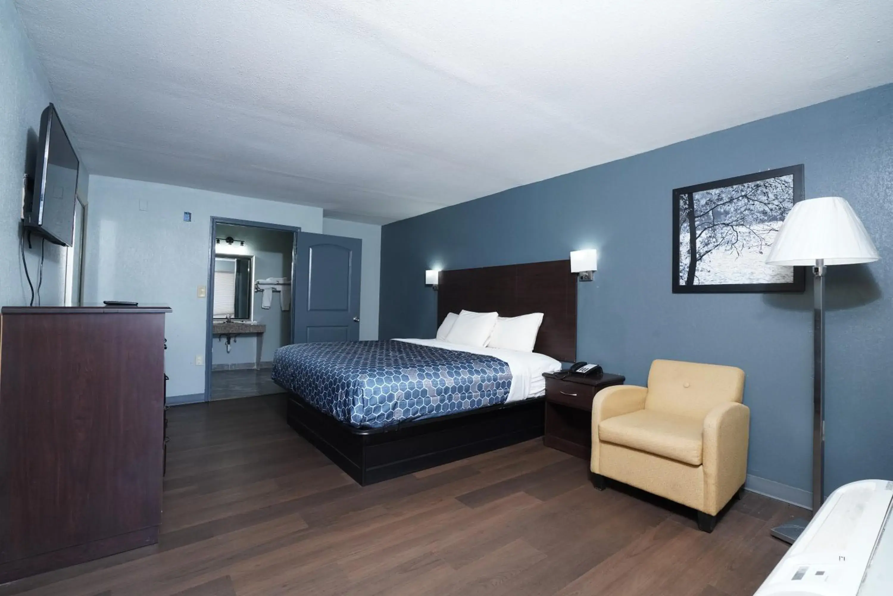 Bed in Red Carpet Inn and Suites Newnan GA