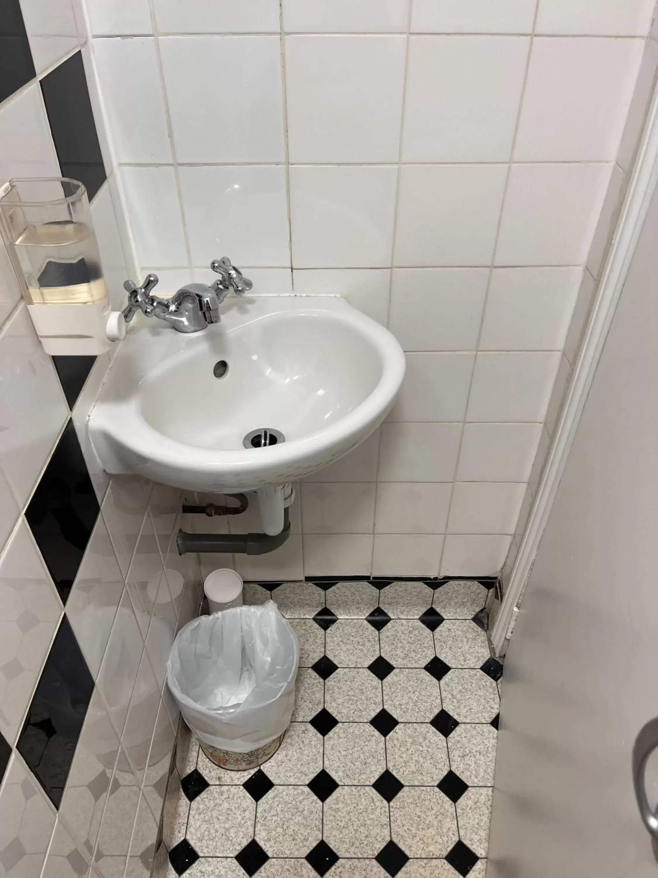 Shower, Bathroom in Shakespeare Hotel