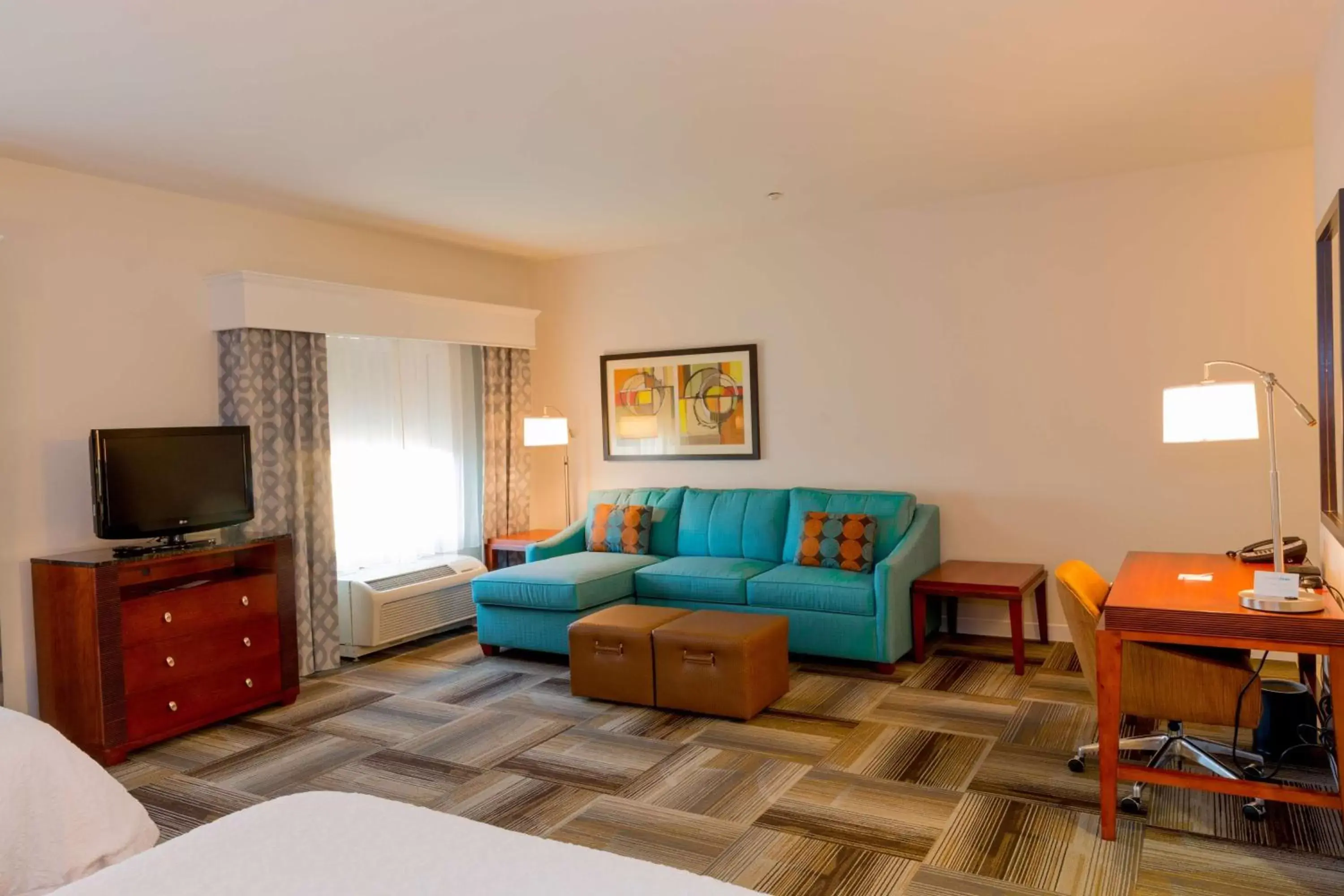 Bed, Seating Area in Hampton Inn & Suites Riverside/Corona East