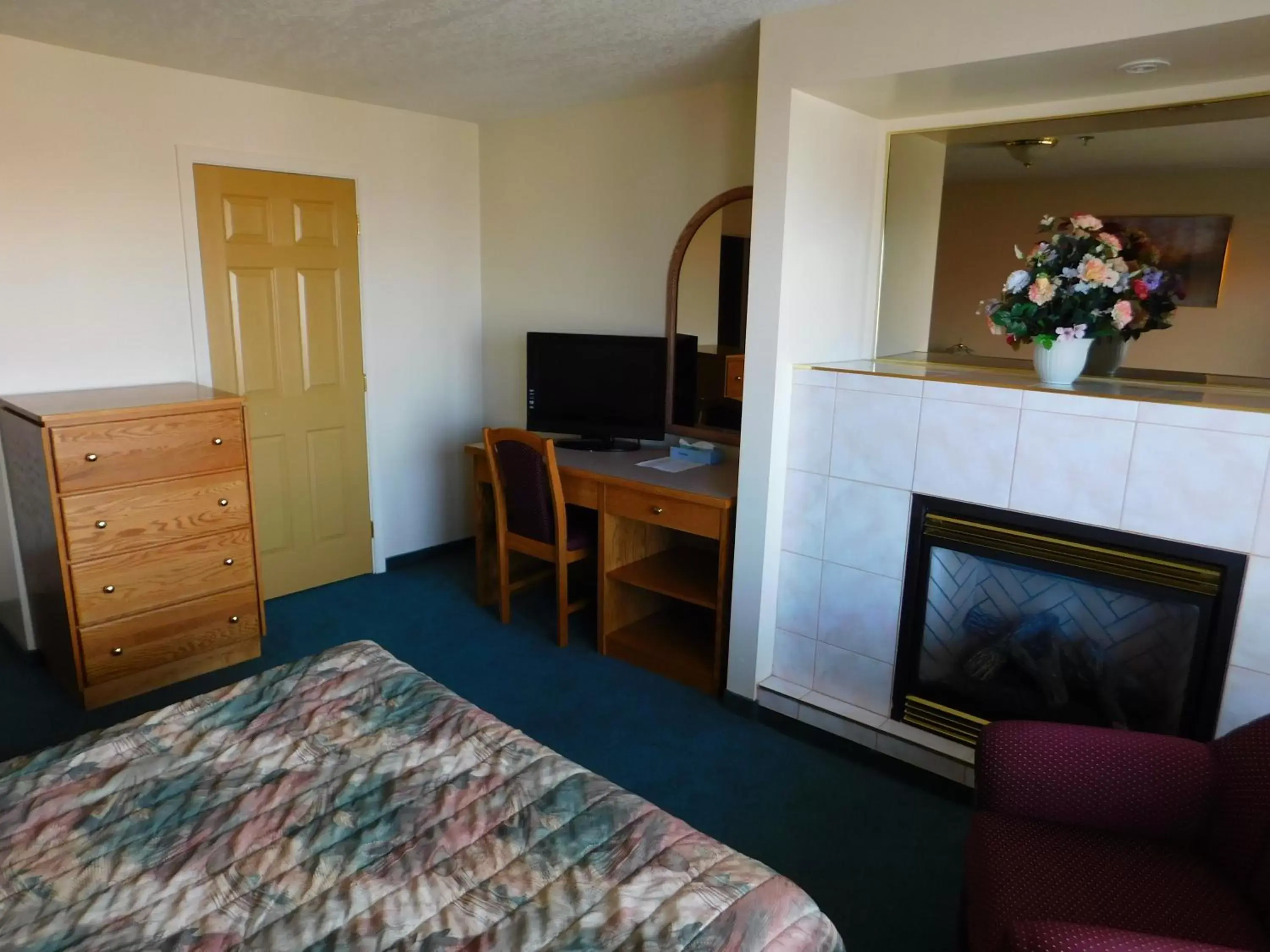 Photo of the whole room, TV/Entertainment Center in Western Budget Motel Leduc #3