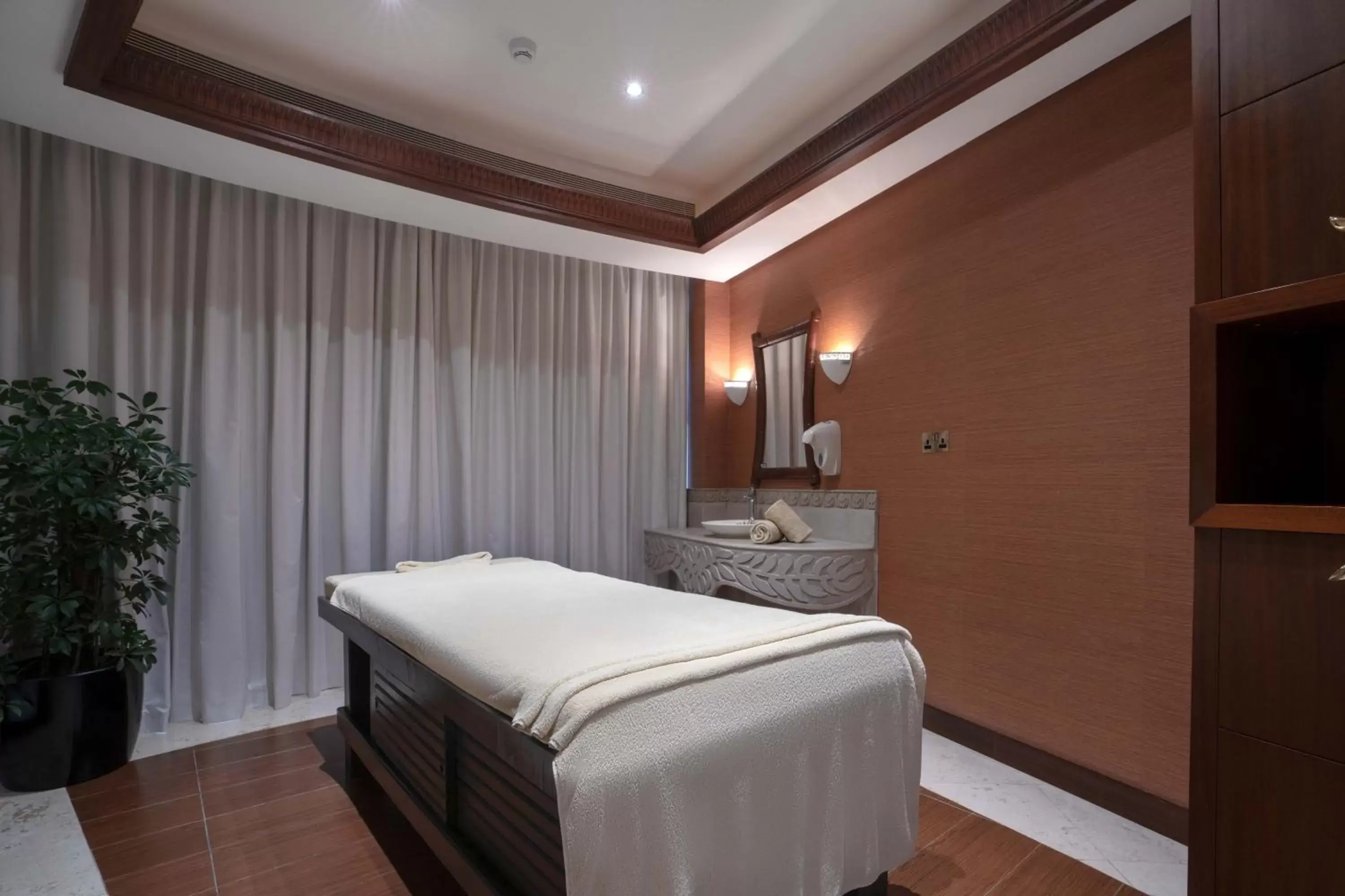 Massage, Bed in The Diplomat Radisson Blu Hotel Residence & Spa