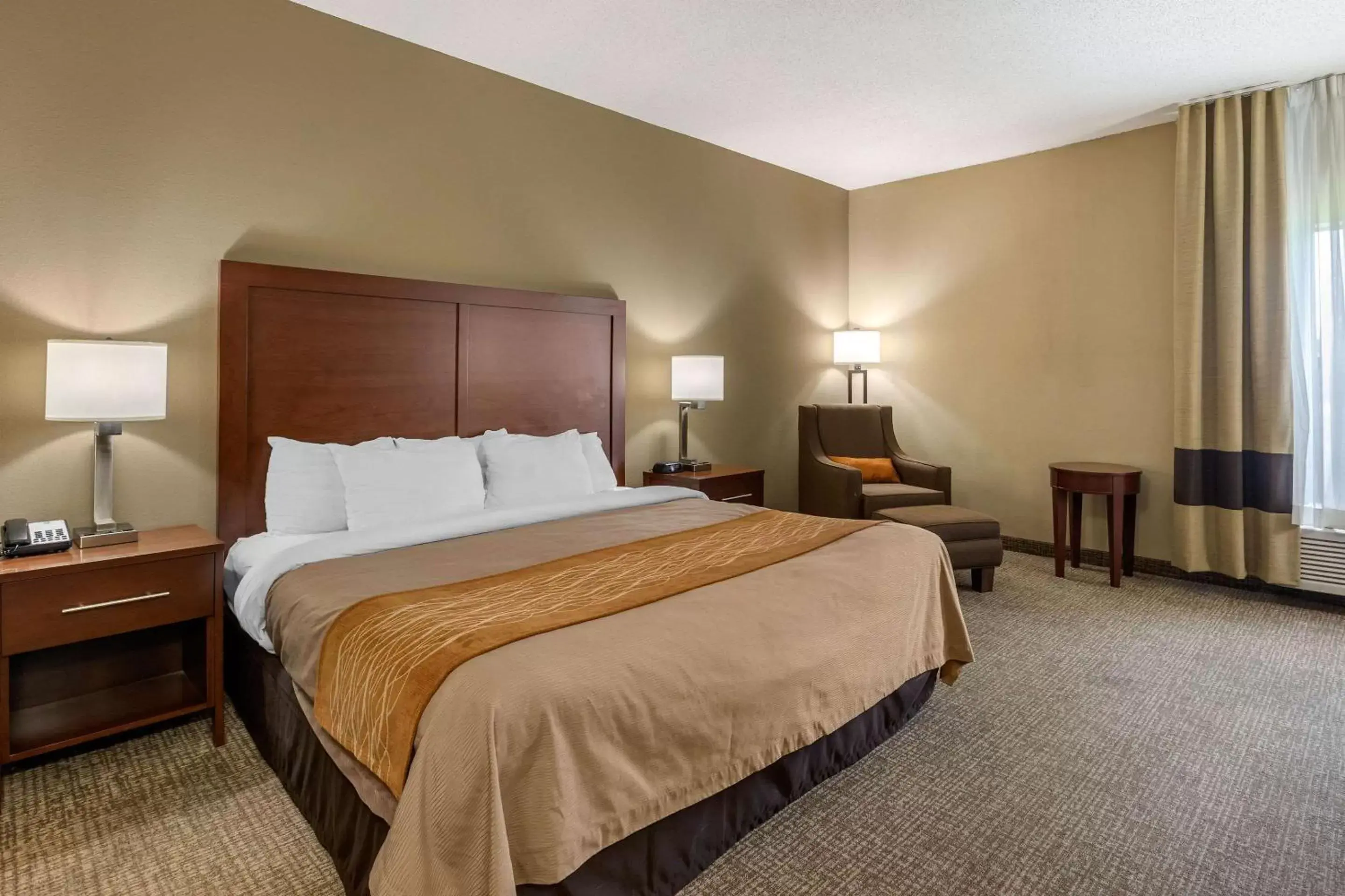 Photo of the whole room, Bed in Comfort Inn Walcott near Davenport