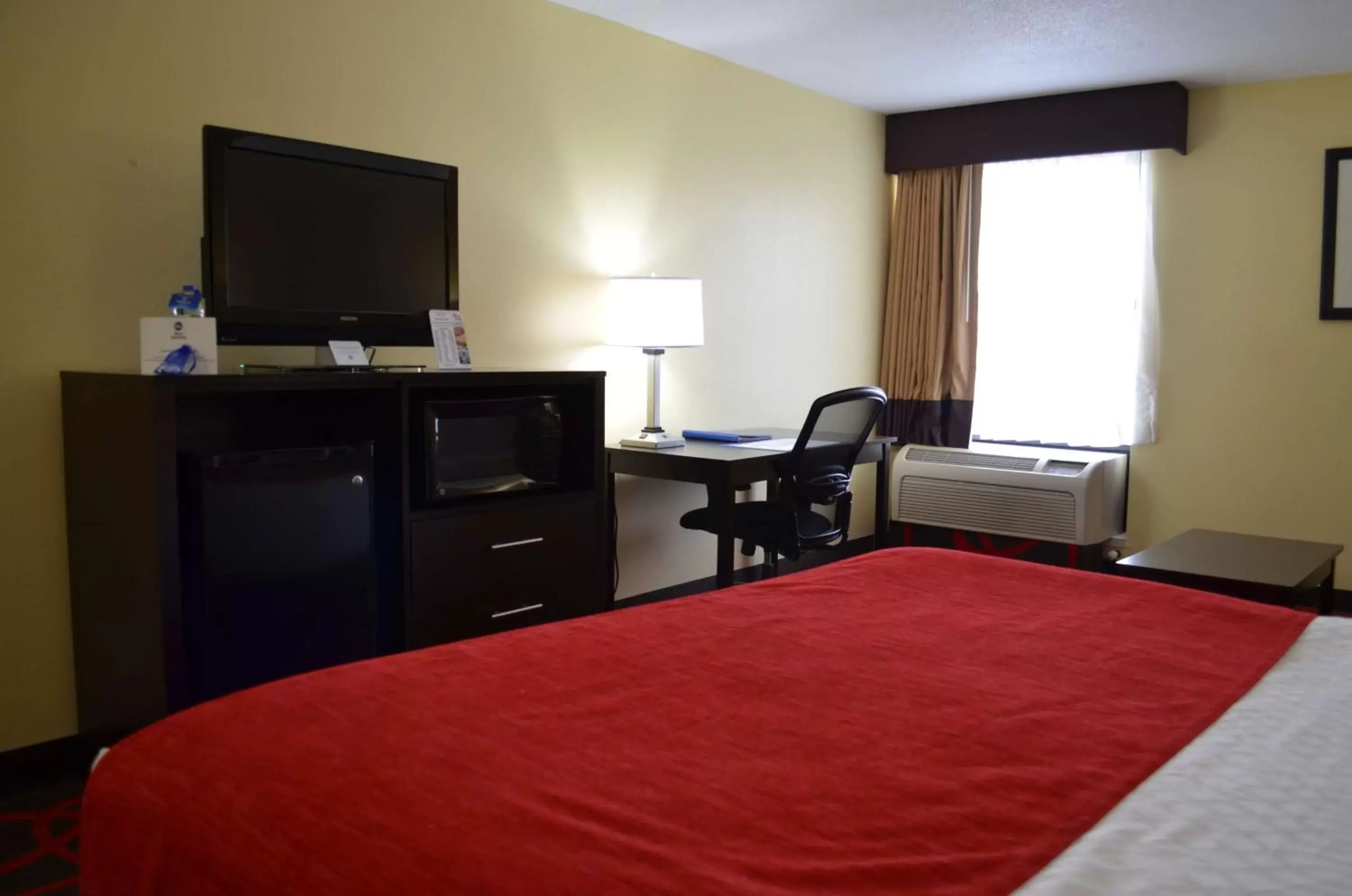 Bedroom, TV/Entertainment Center in Best Western Classic Inn