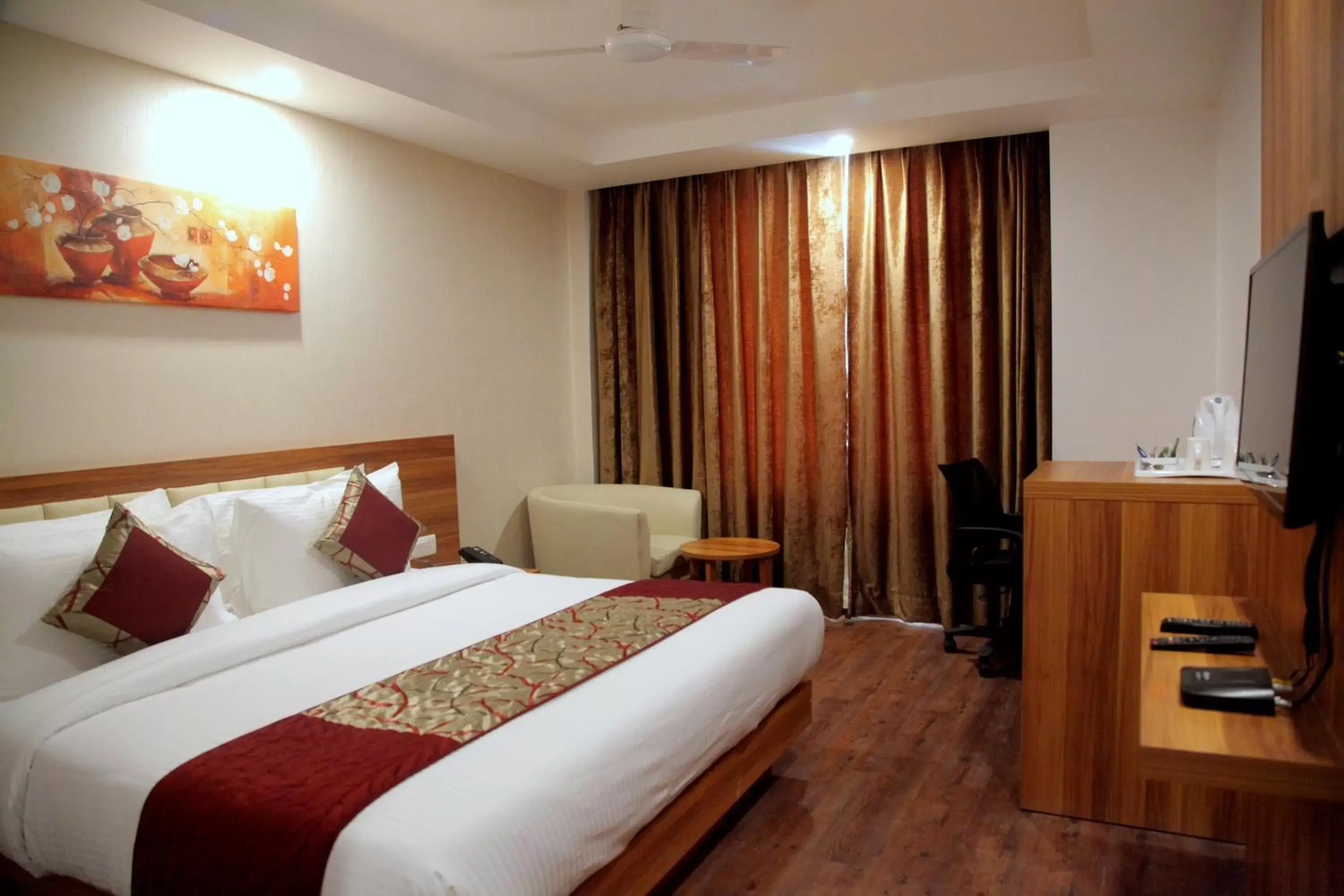 Photo of the whole room, Bed in Le Roi Jammu - Near Jammu Railway Station