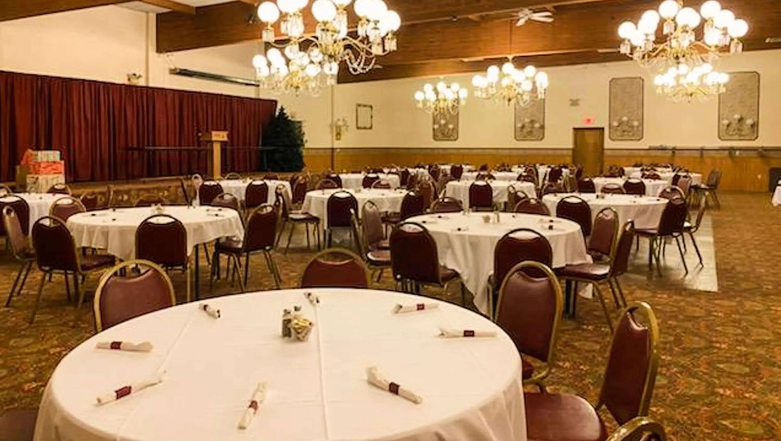 Banquet/Function facilities, Restaurant/Places to Eat in Voyageur Inn and Conference Center