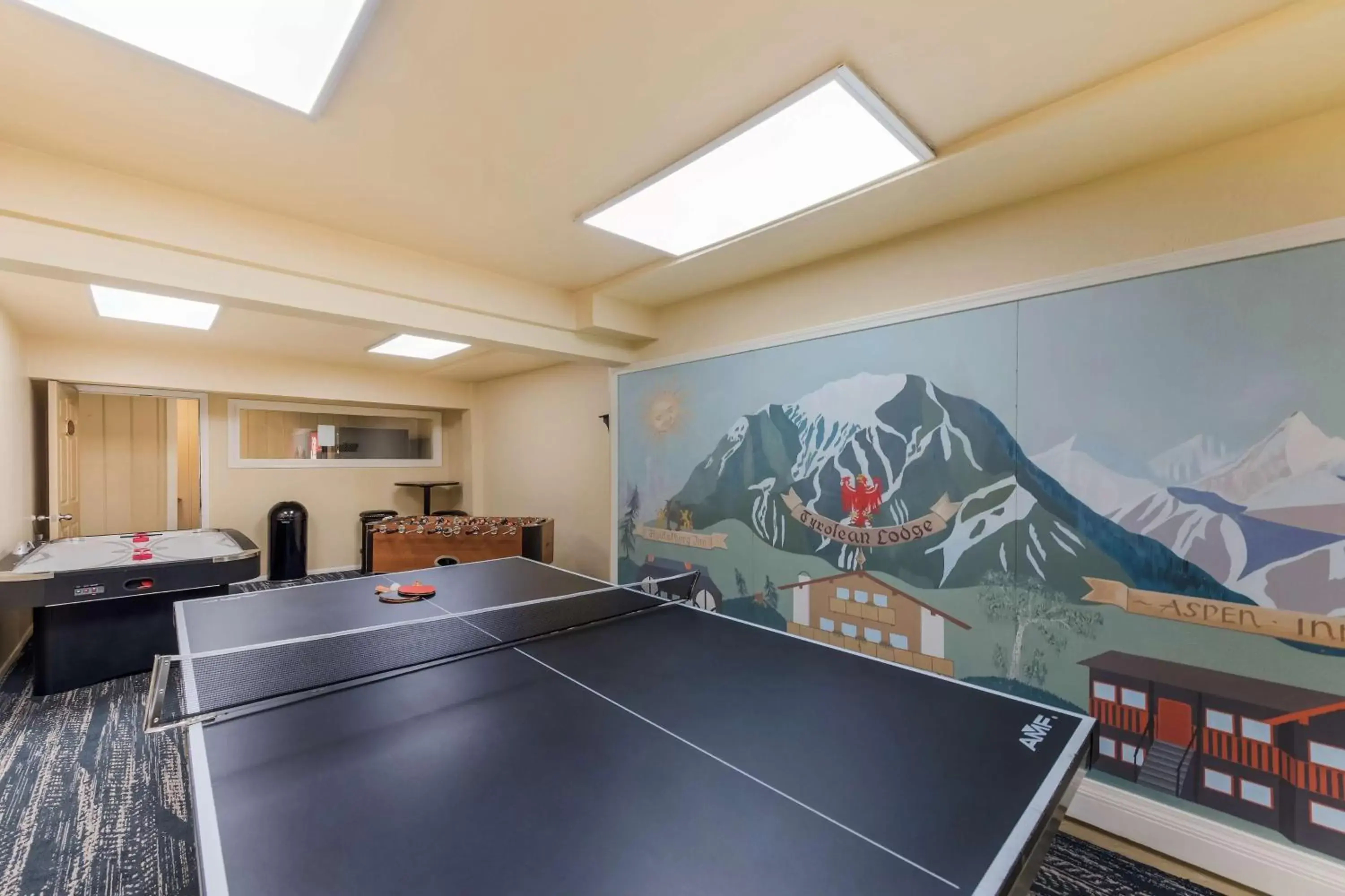 Bedroom, Table Tennis in Best Western Tyrolean Lodge