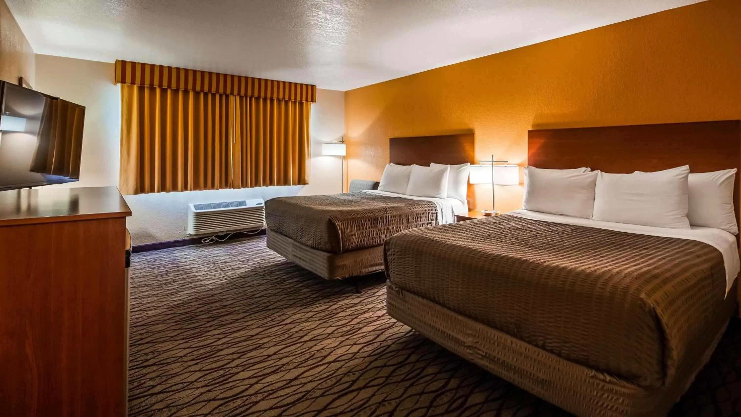 Photo of the whole room, Bed in SureStay Hotel by Best Western Wenatchee