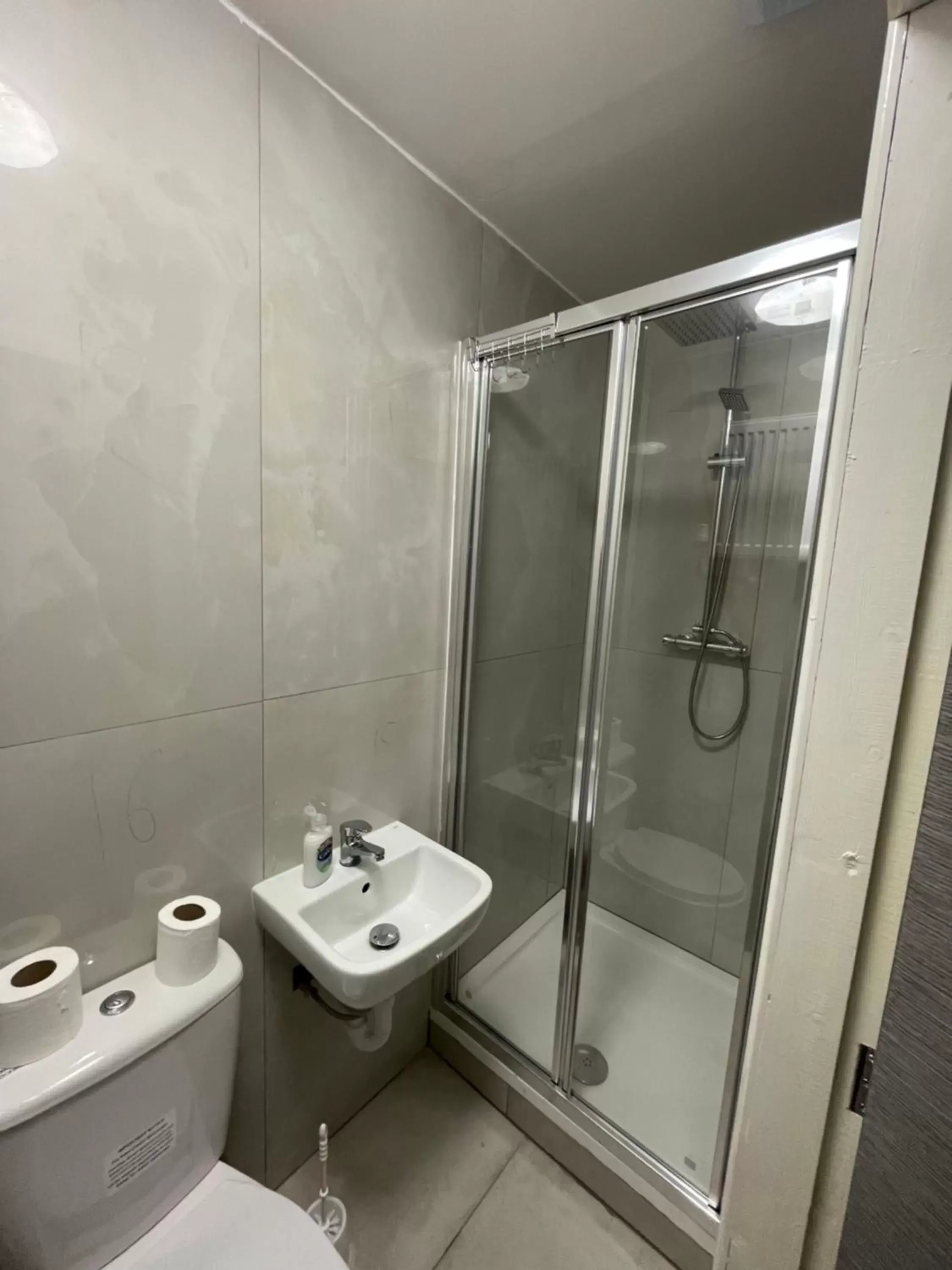 Shower, Bathroom in Tinapa Suites