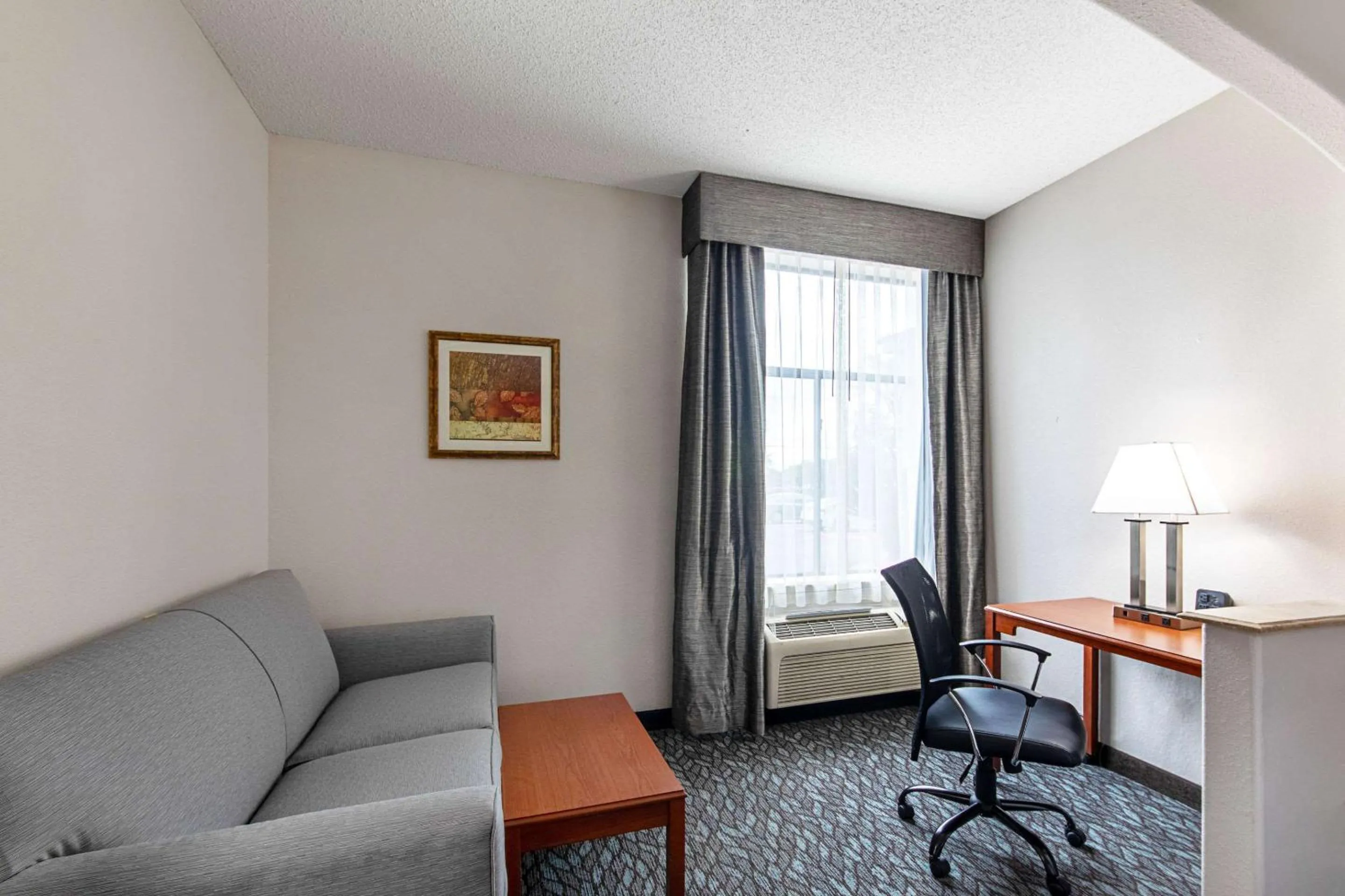 Bedroom in Quality Suites Austin South Street Elmo District