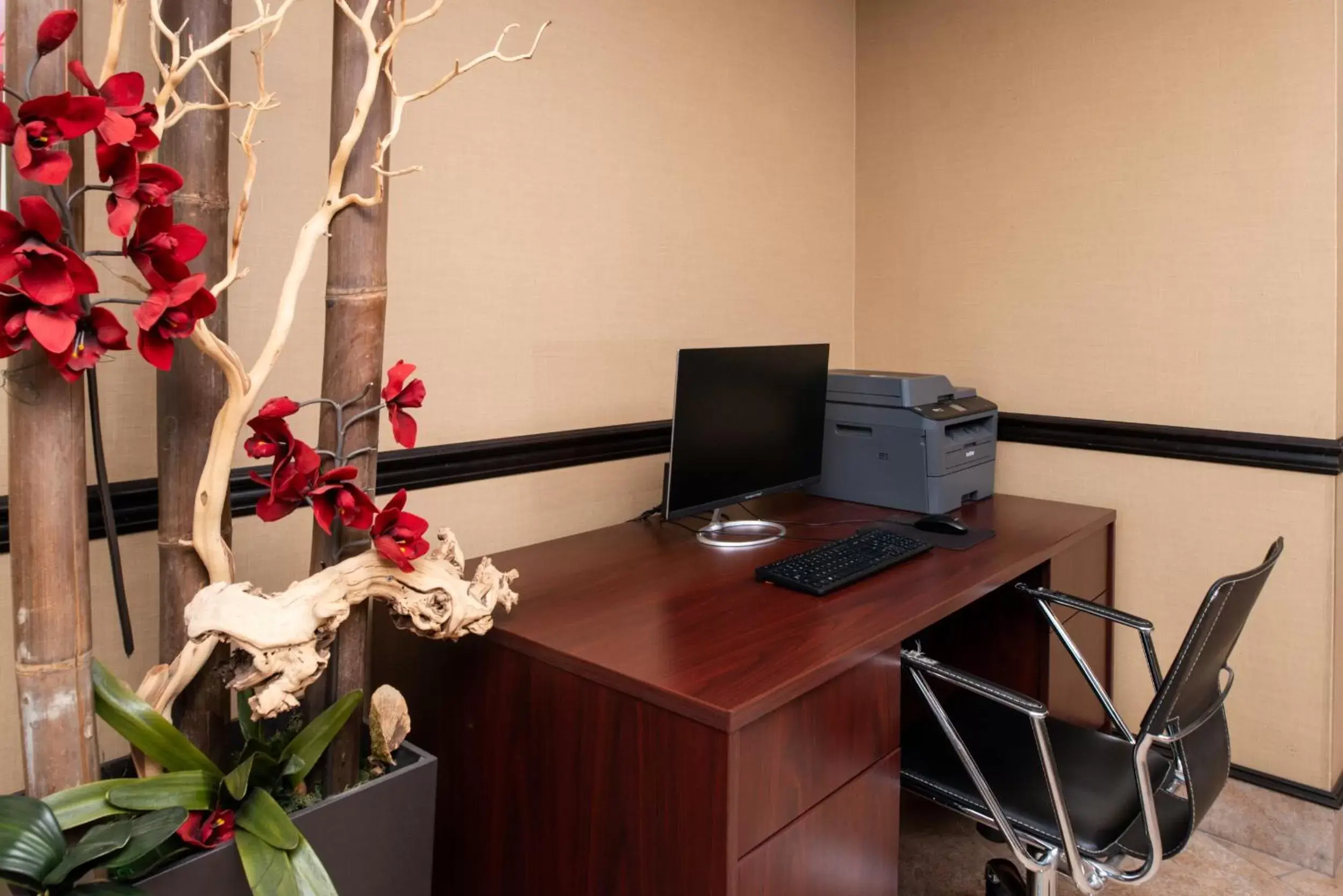 Business facilities, TV/Entertainment Center in Hotel Chino Hills