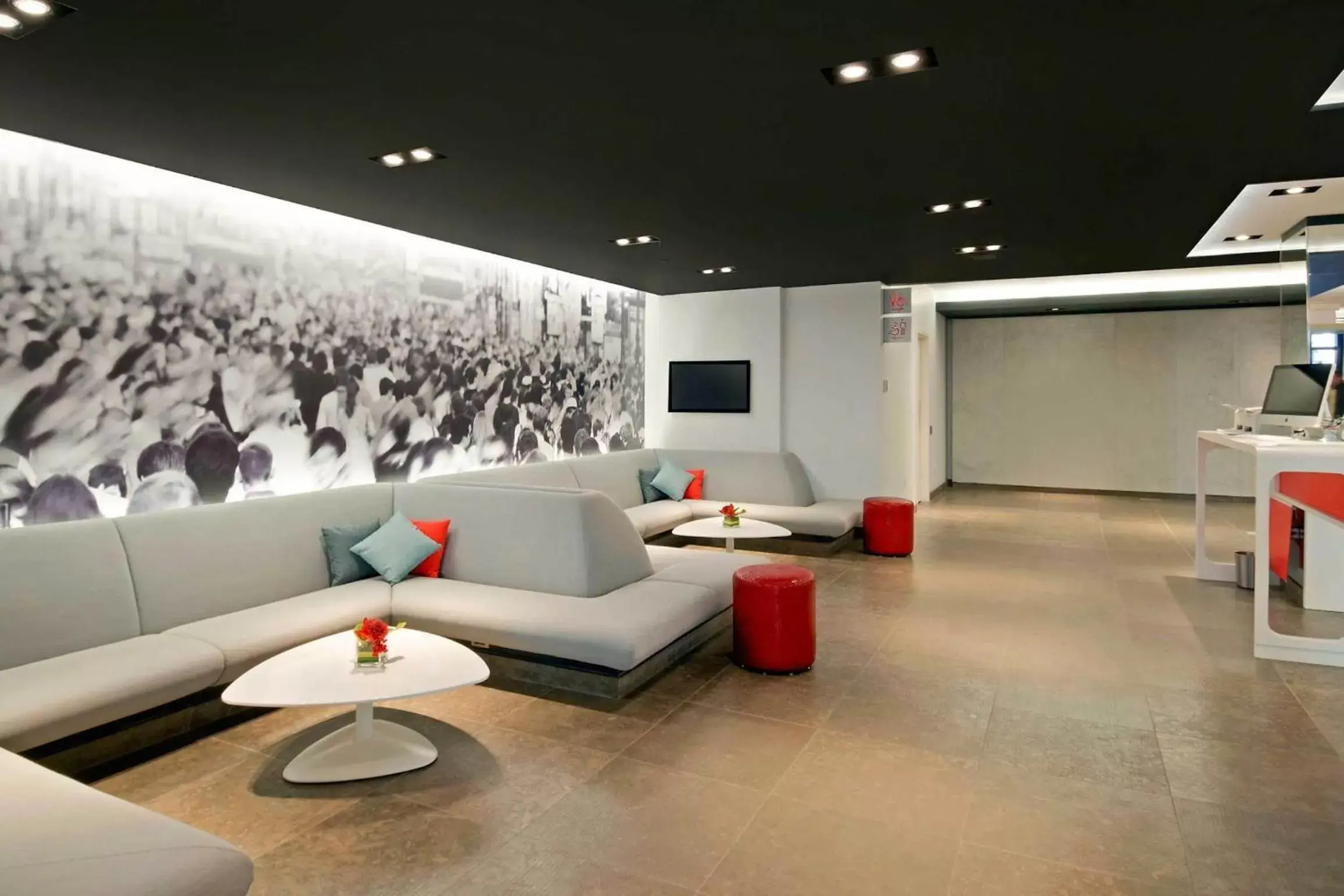 Communal lounge/ TV room in Novotel Montreal Center