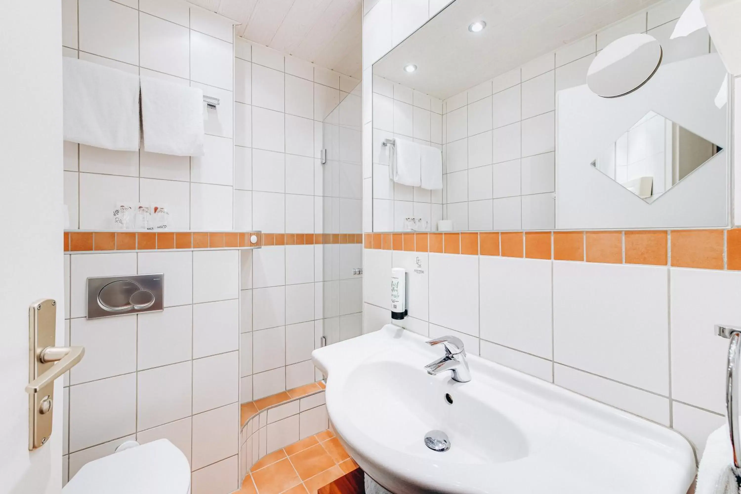 Shower, Bathroom in Hotel Isartor