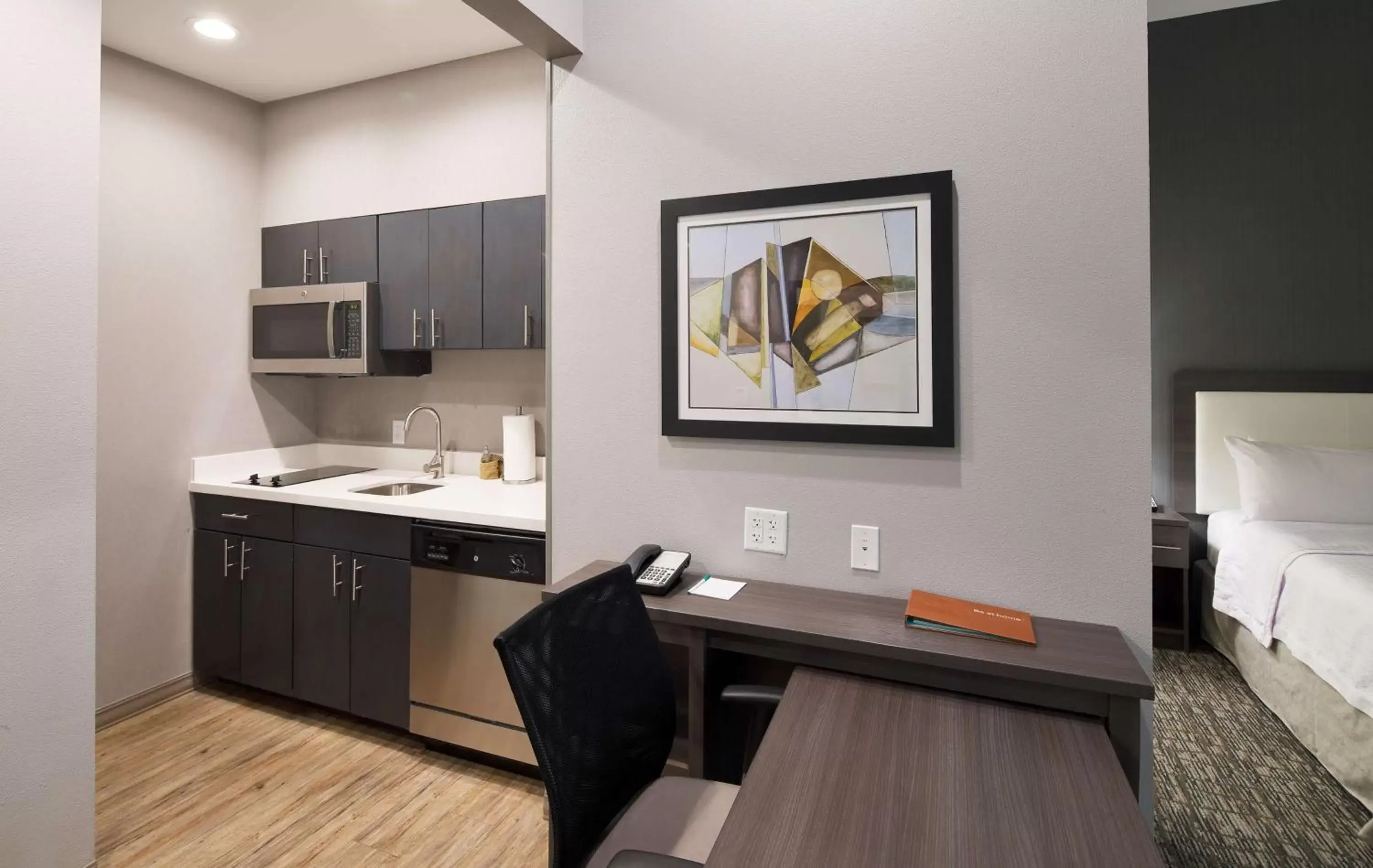 Bedroom, Kitchen/Kitchenette in Homewood Suites By Hilton Topeka