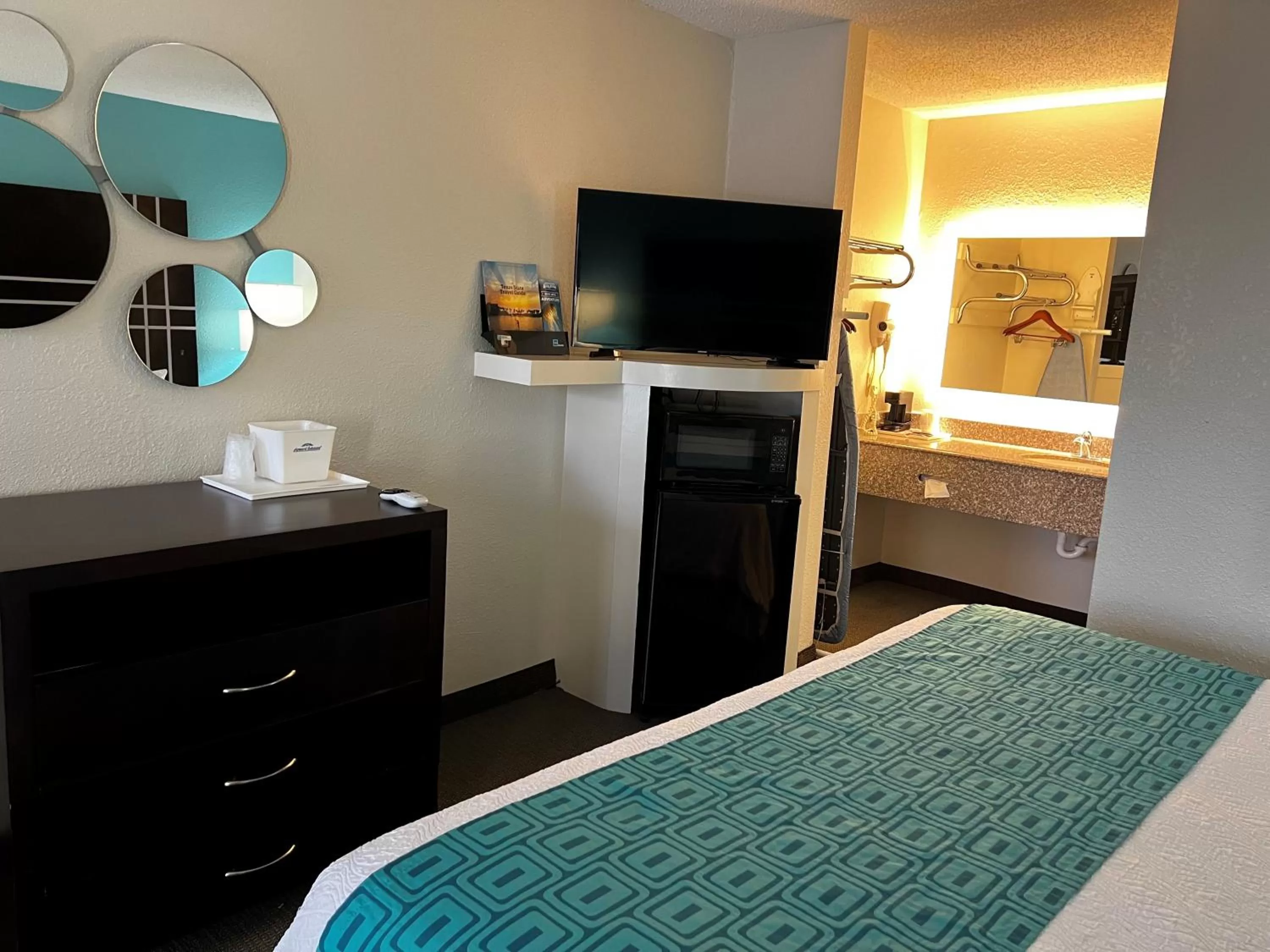 Bed in Howard Johnson by Wyndham Houston Heights Downtown