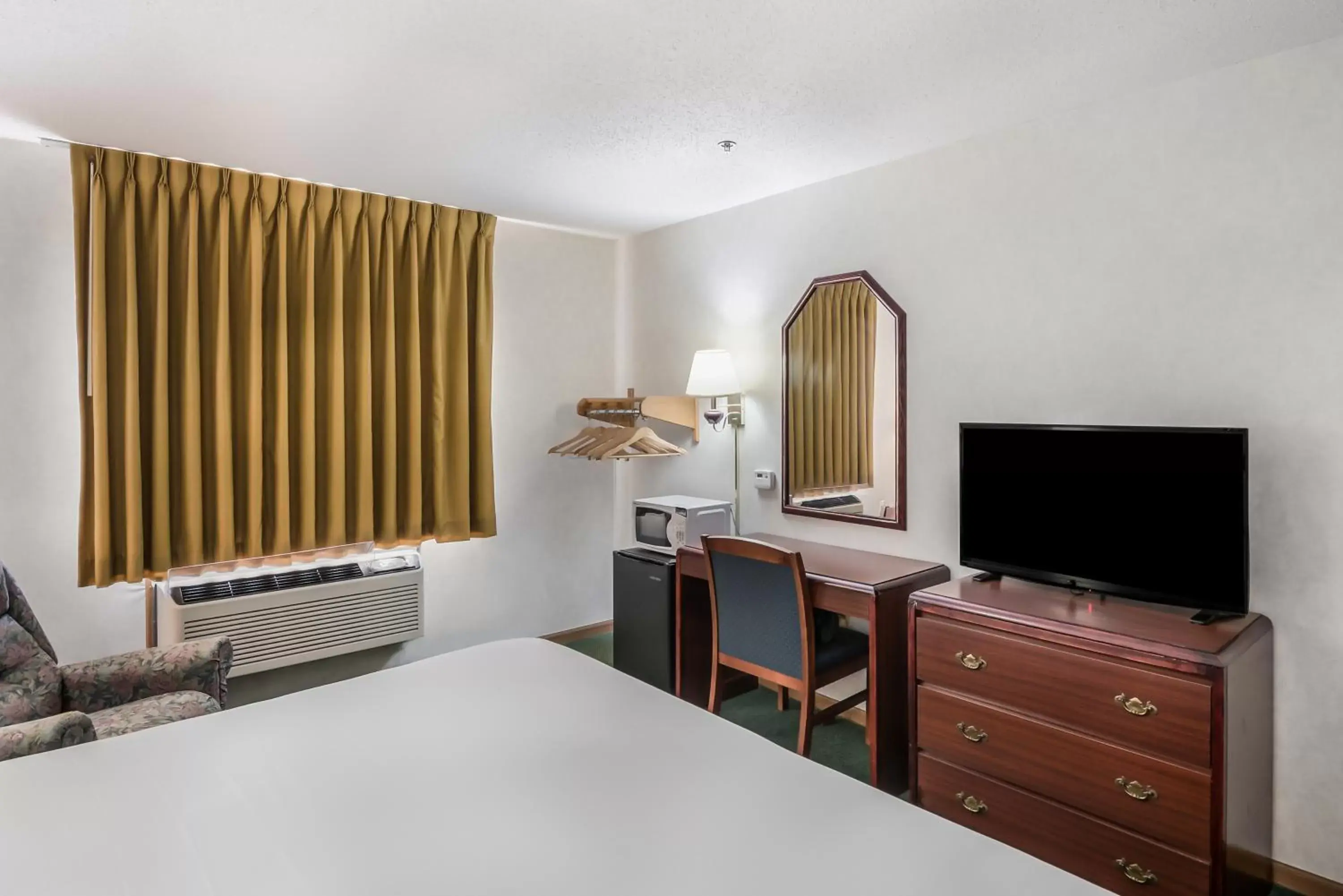 Photo of the whole room, TV/Entertainment Center in Americas Best Value Inn-Wenona