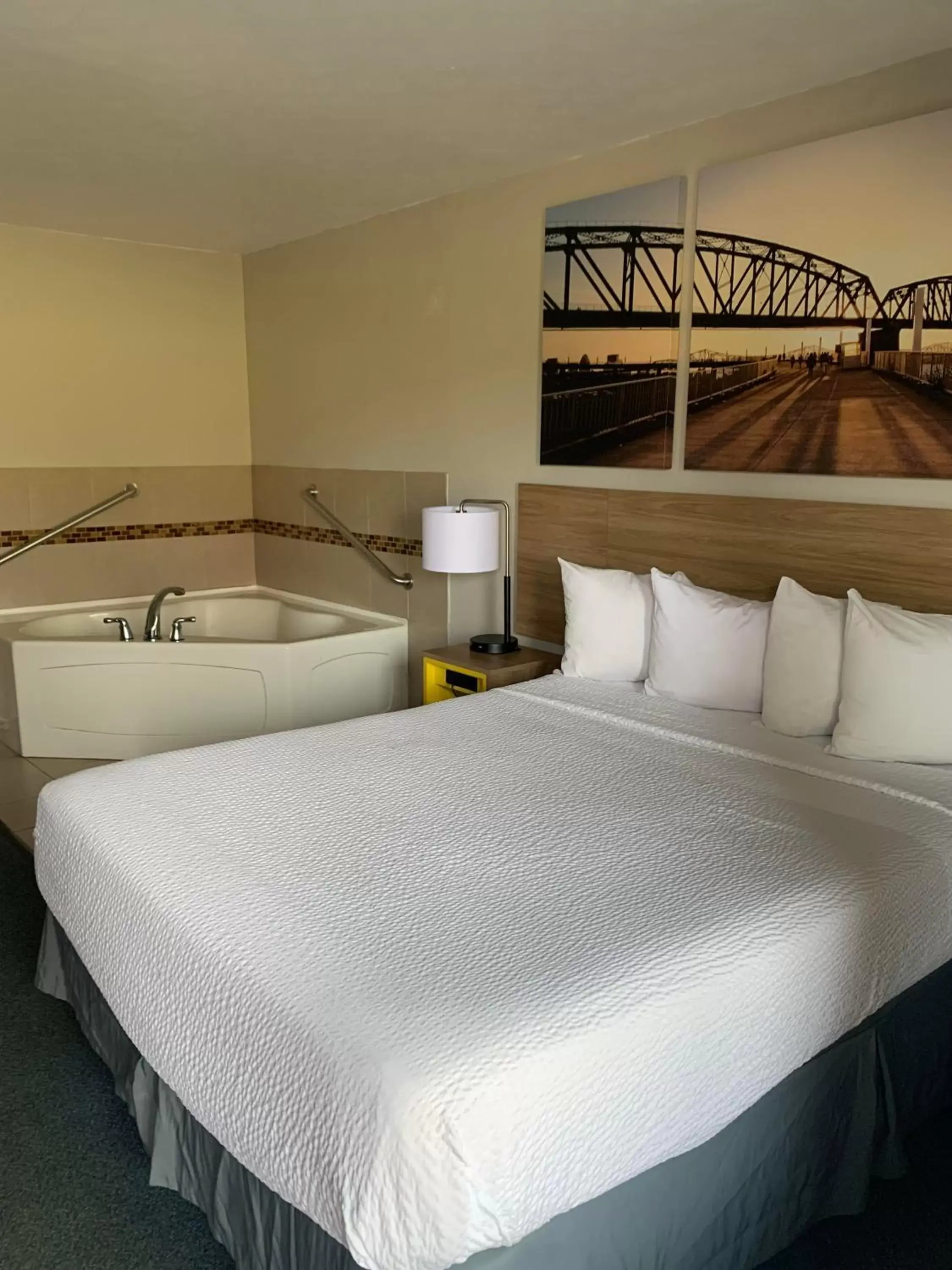 Bed in Days Inn by Wyndham Louisville Airport Fair and Expo Center