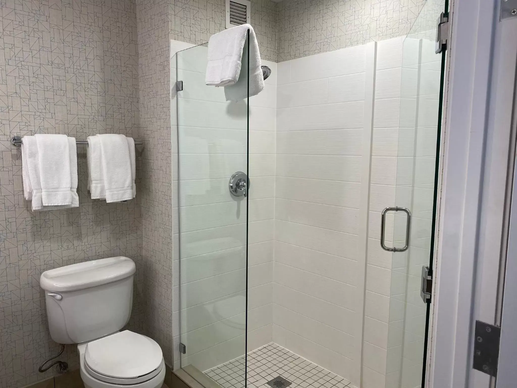 Bedroom, Bathroom in Holiday Inn Express Hotel & Suites El Dorado Hills, an IHG Hotel