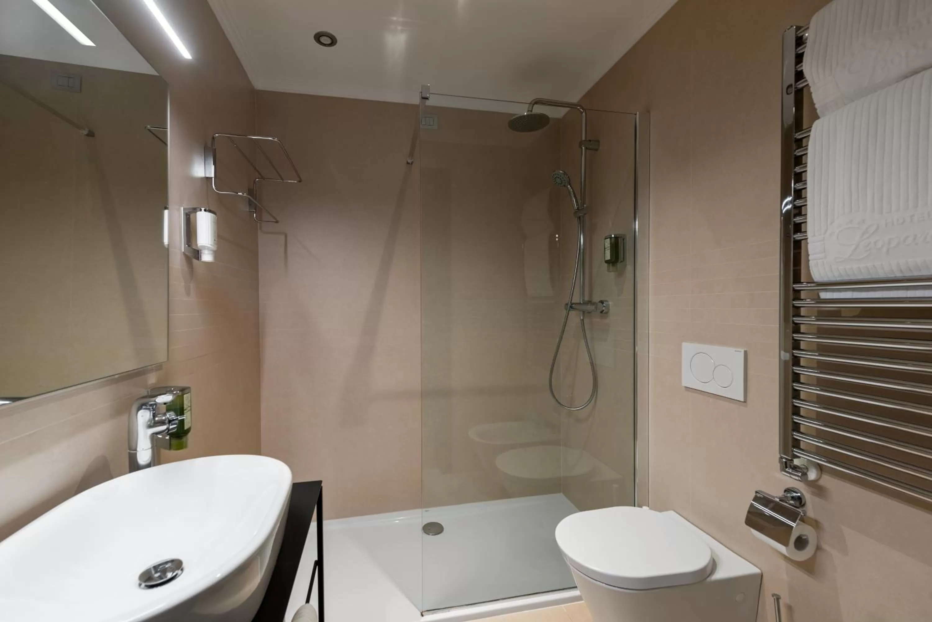 Bathroom in Hotel Leopardi