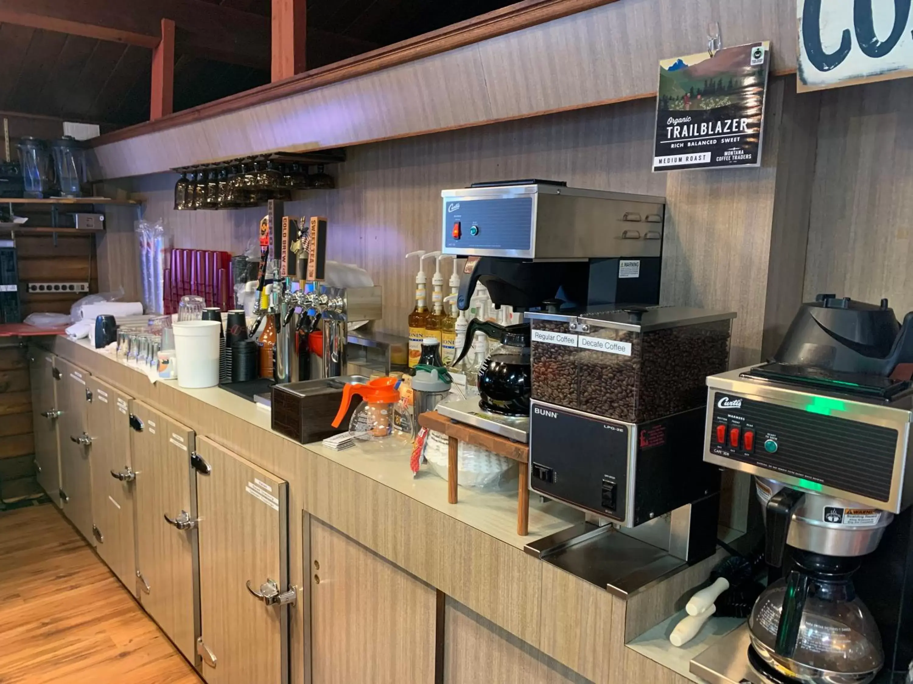 Coffee/tea facilities, Kitchen/Kitchenette in Glacier Haven Inn