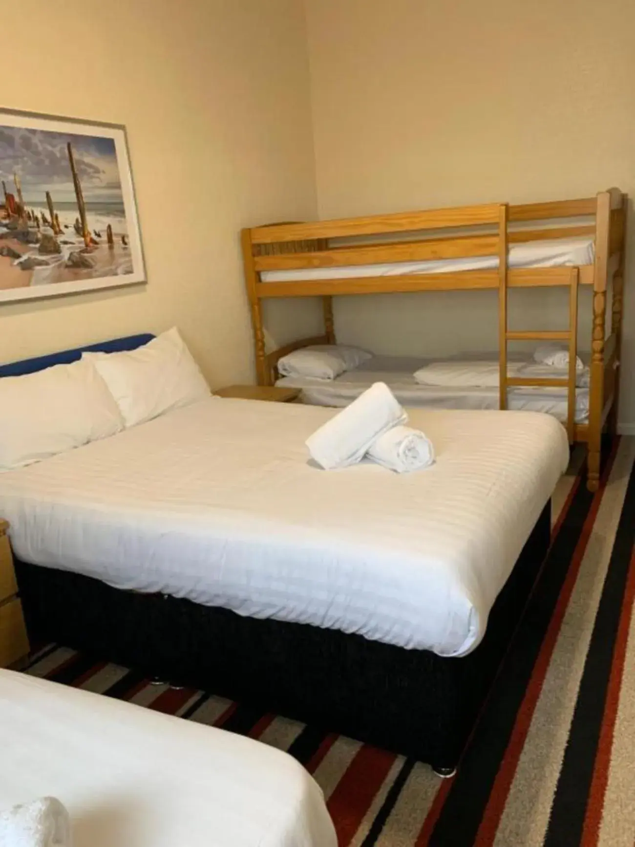 Bedroom, Bed in Wave Crest Hotel
