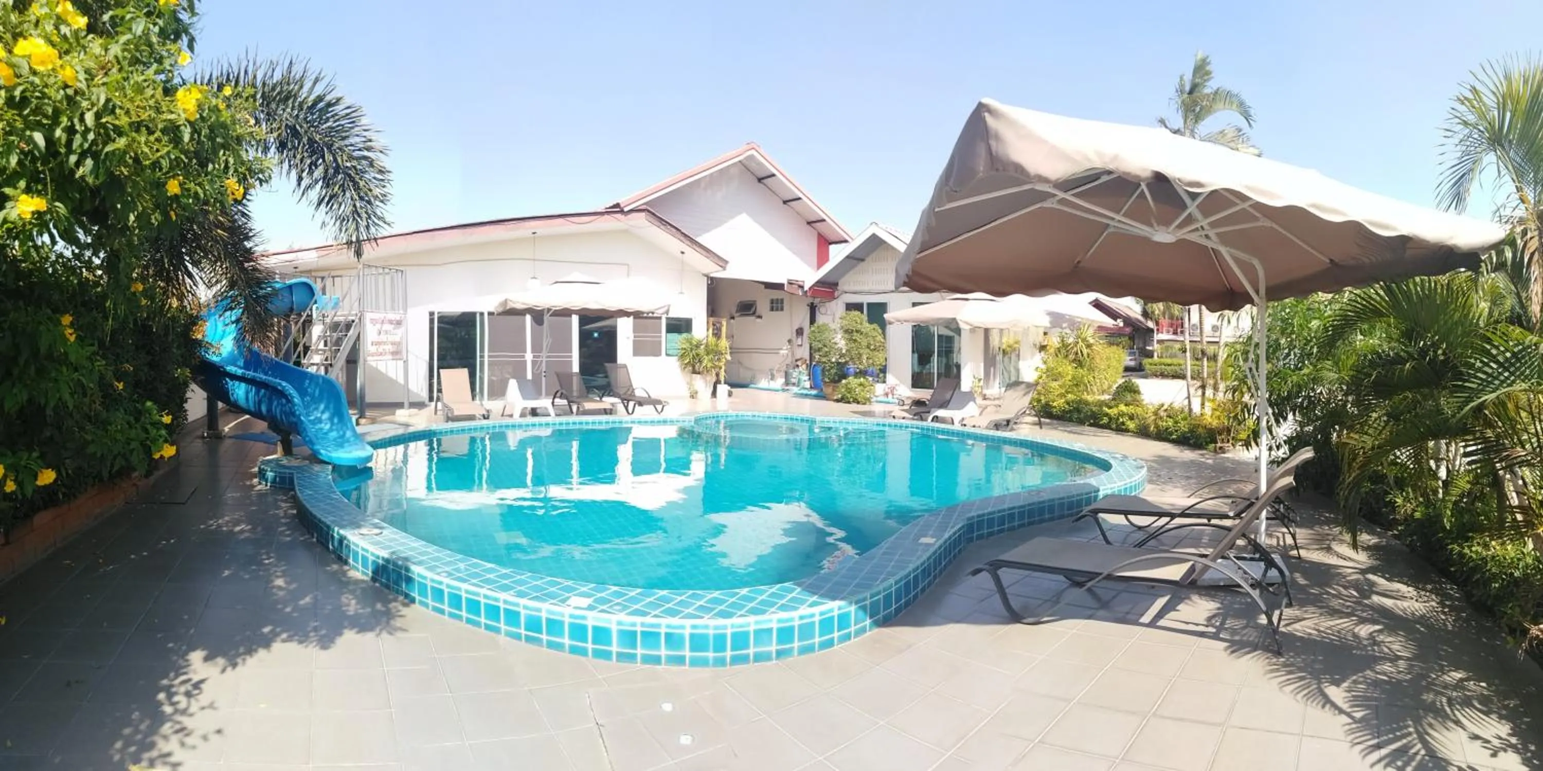 Swimming pool in Baan Kaew Ruen Kwan