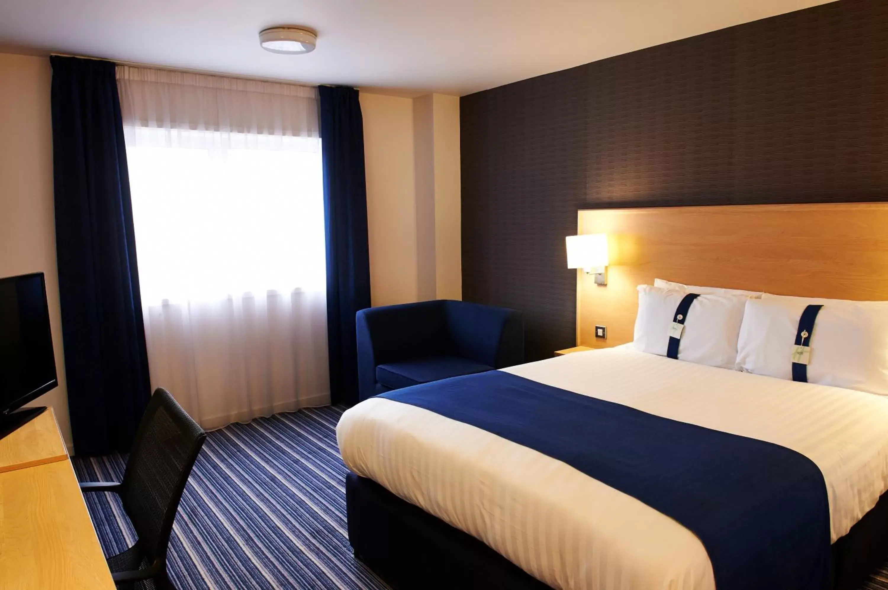 Photo of the whole room, Bed in Holiday Inn Express Manchester Airport, an IHG Hotel
