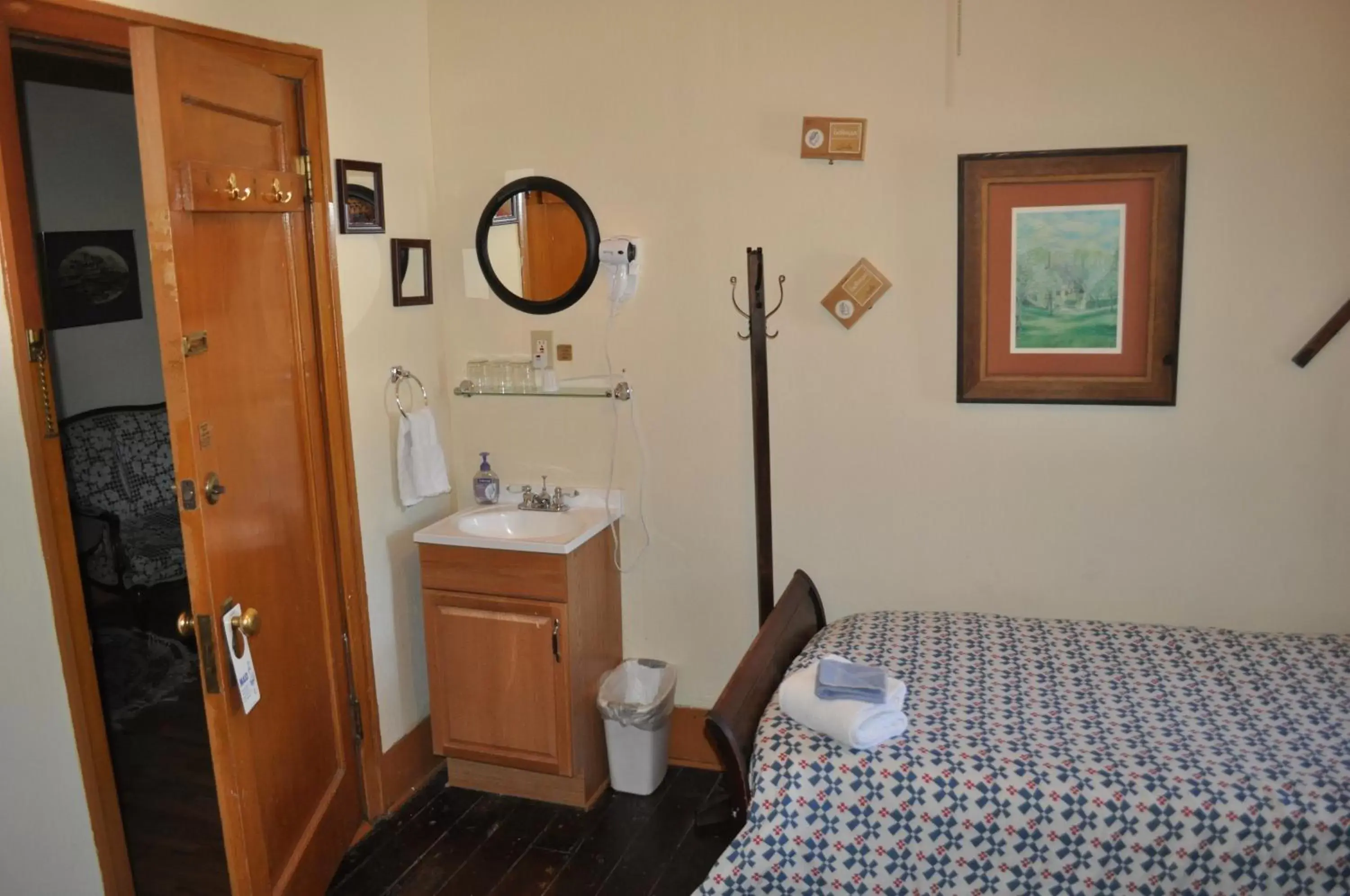 Photo of the whole room, Bathroom in Grand Canyon Hotel