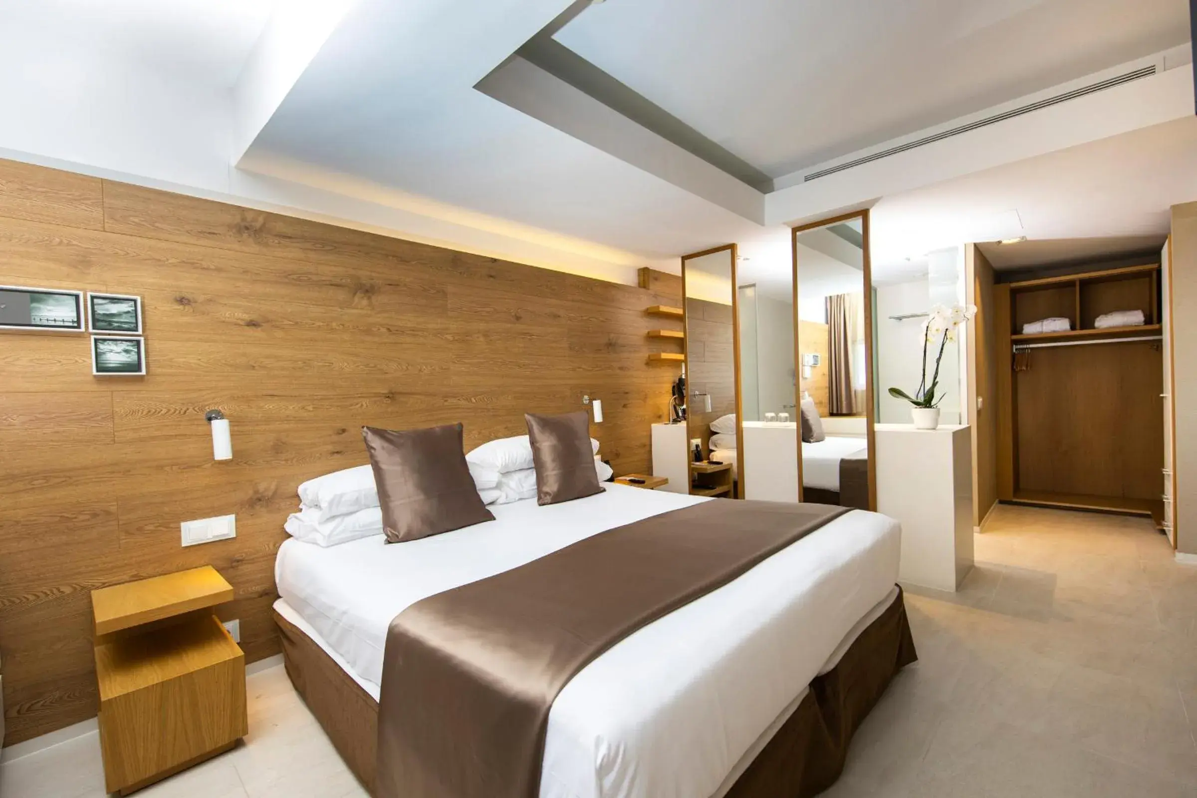 Bedroom, Bed in Leonardo Boutique Hotel Mallorca Port Portals - Adults only