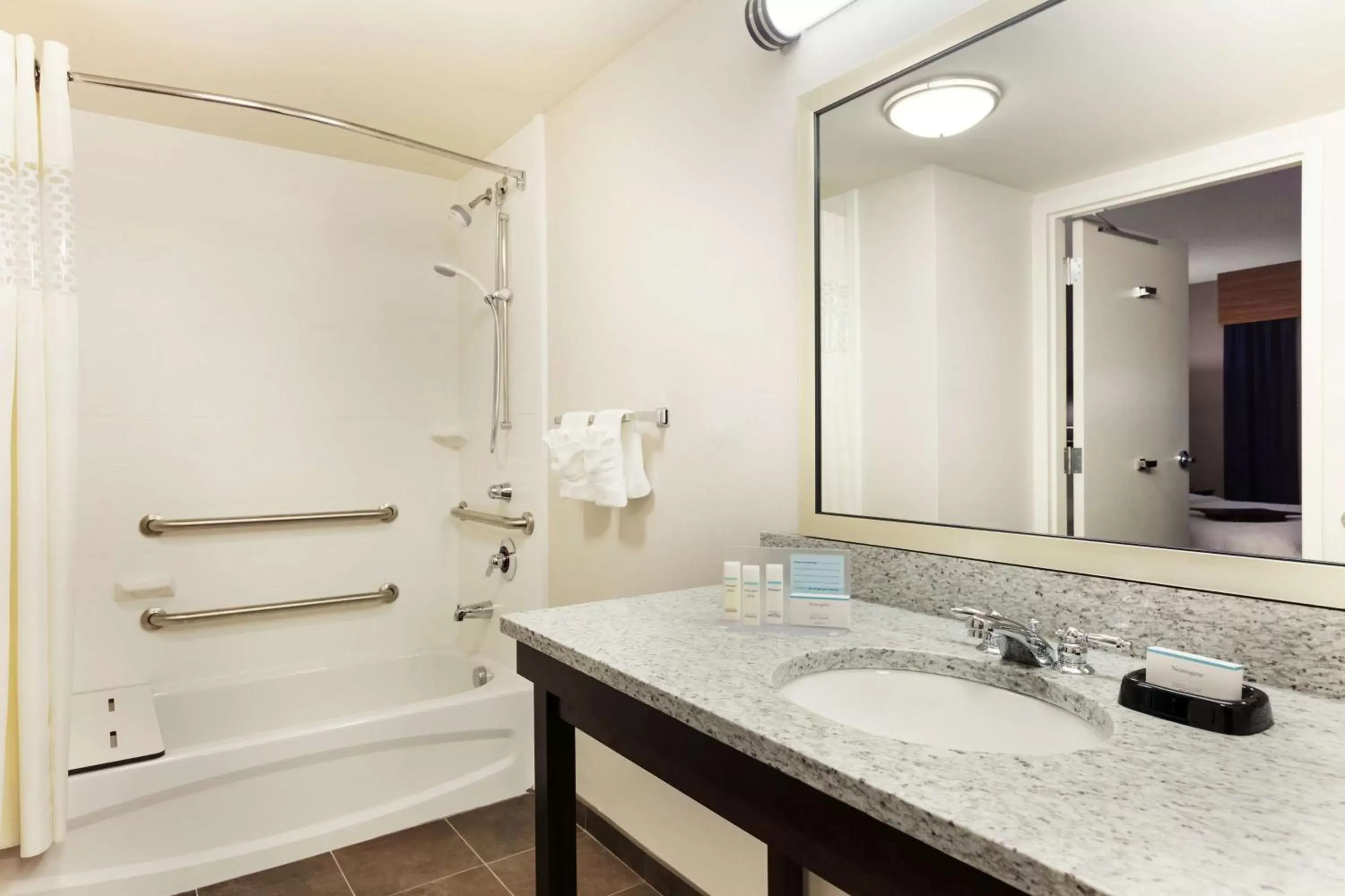 Bathroom in Hampton Inn and Suites Camp Springs