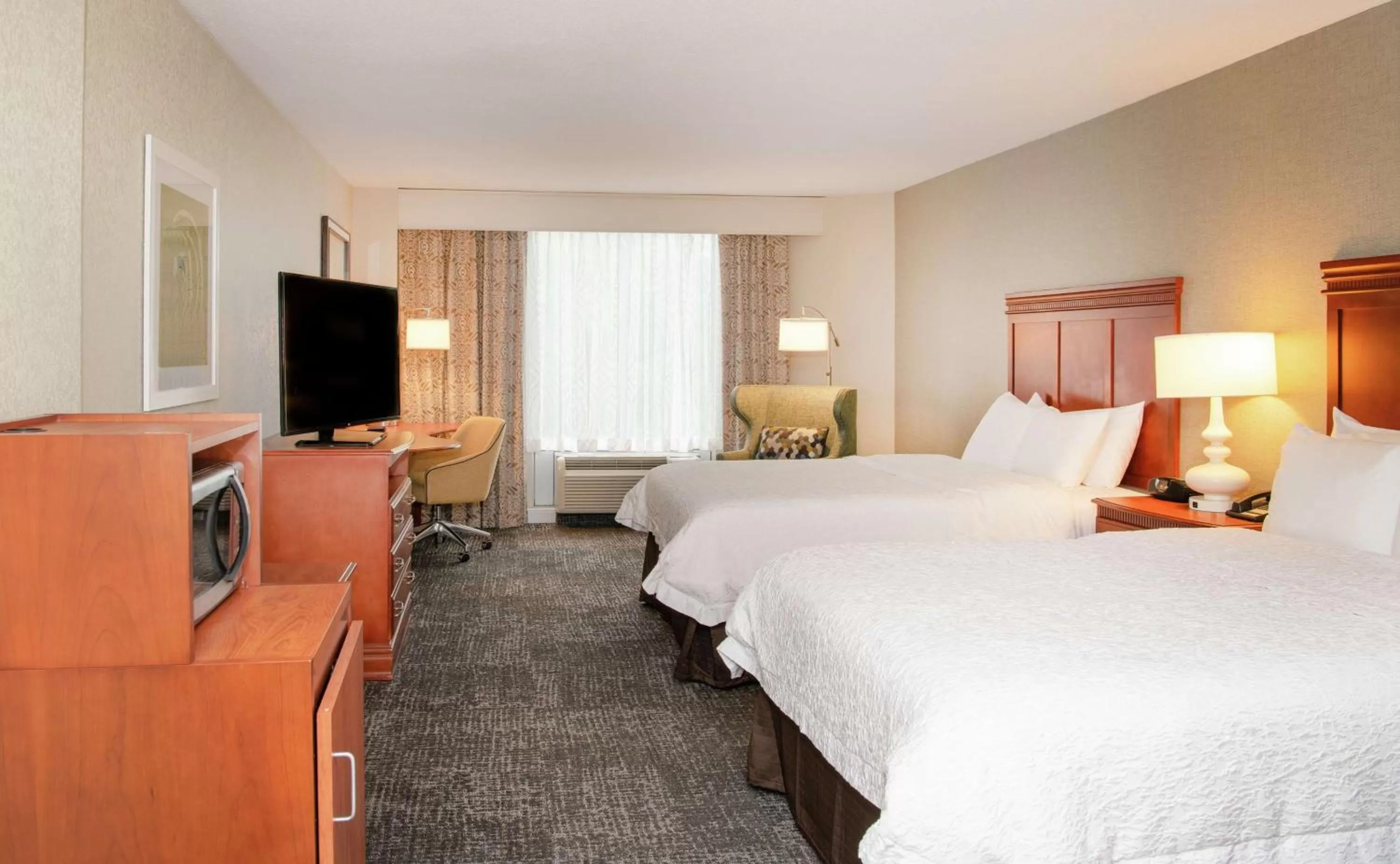 Bedroom, Bed in Hampton Inn Parsippany