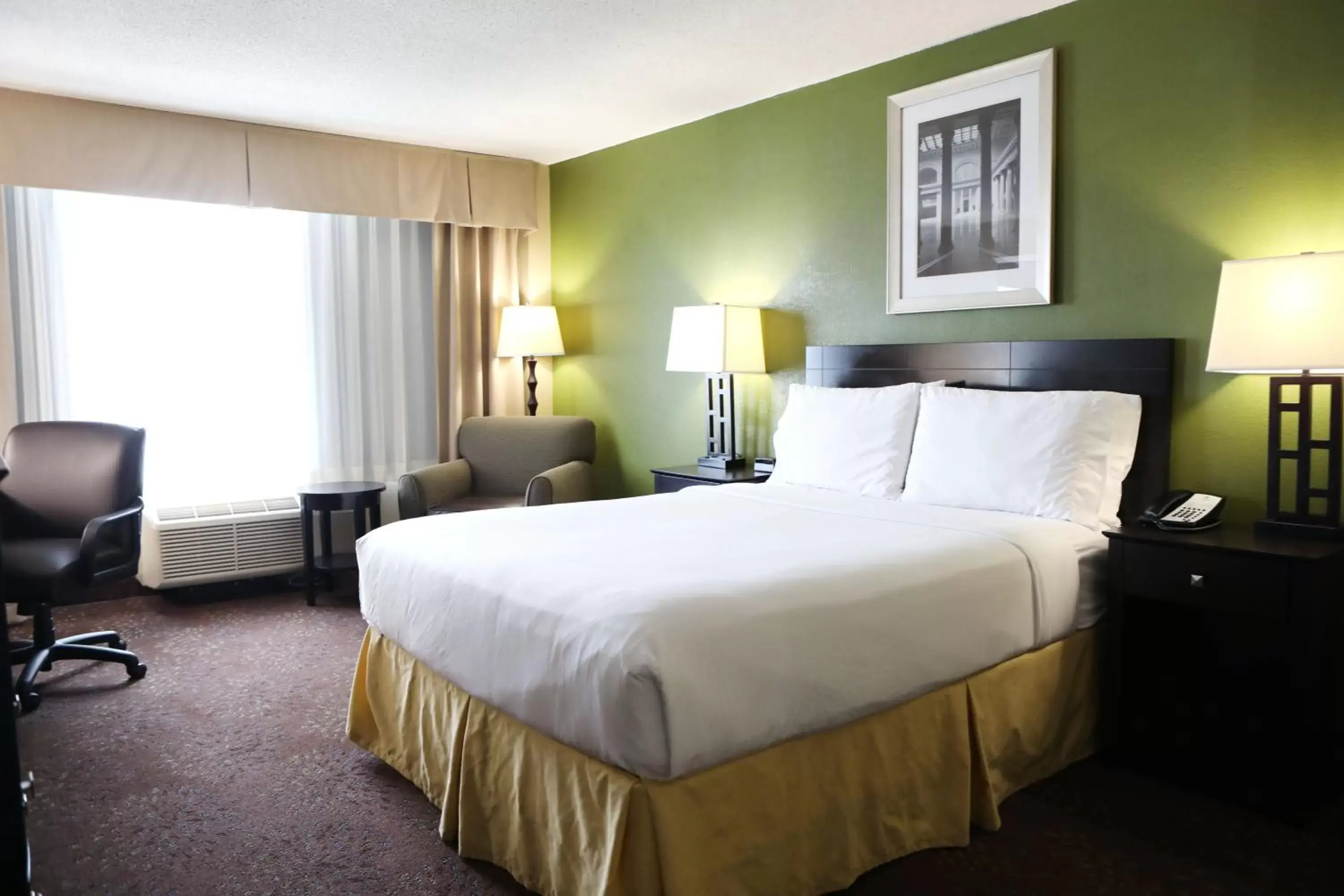 Photo of the whole room, Bed in Holiday Inn Chicago/Oak Brook, an IHG Hotel