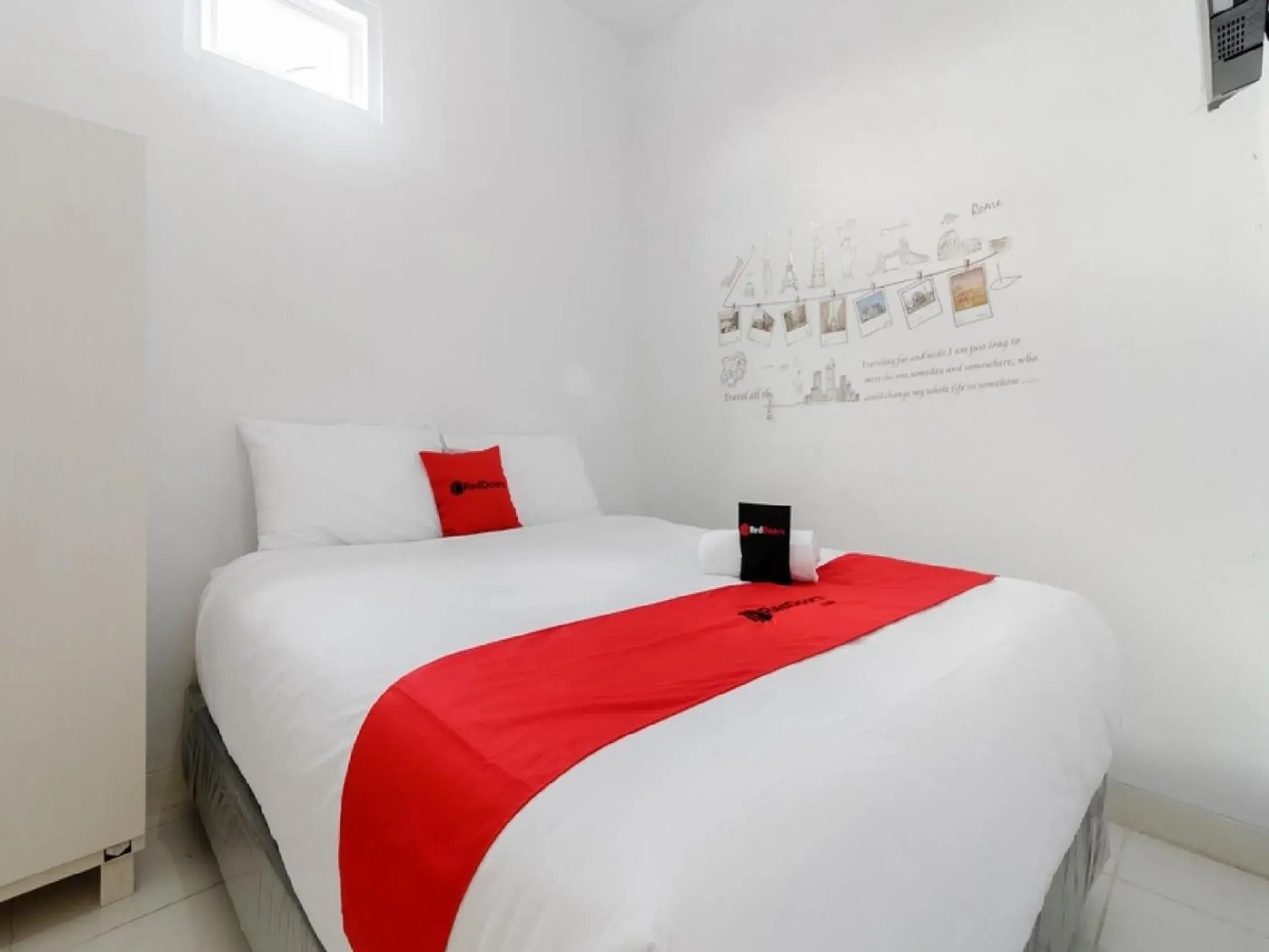 Bedroom, Bed in RedDoorz Plus near Taman Rasuna Menteng
