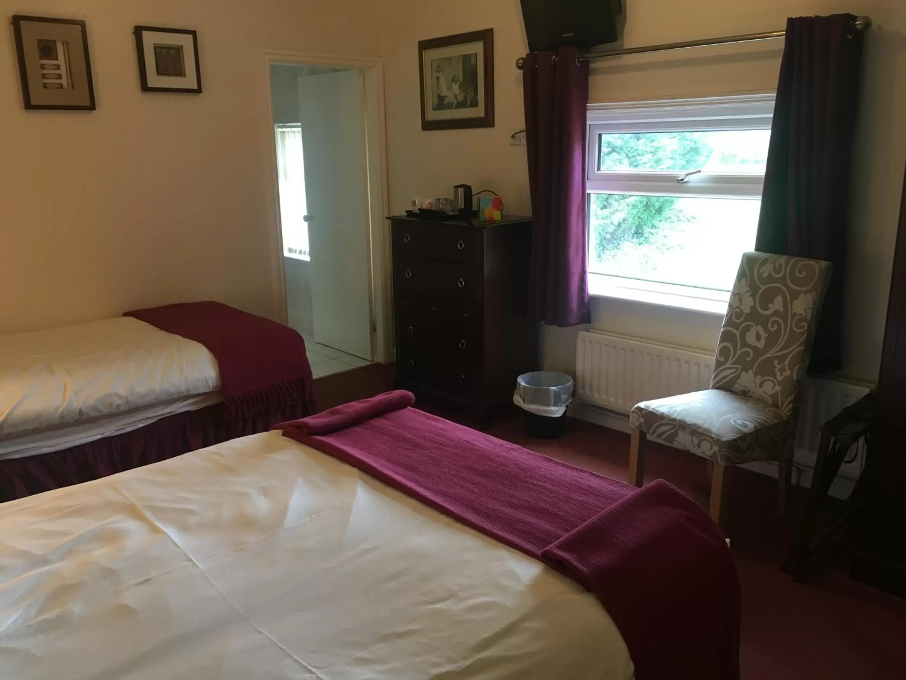 Bedroom, Bed in Holly Trees Hotel