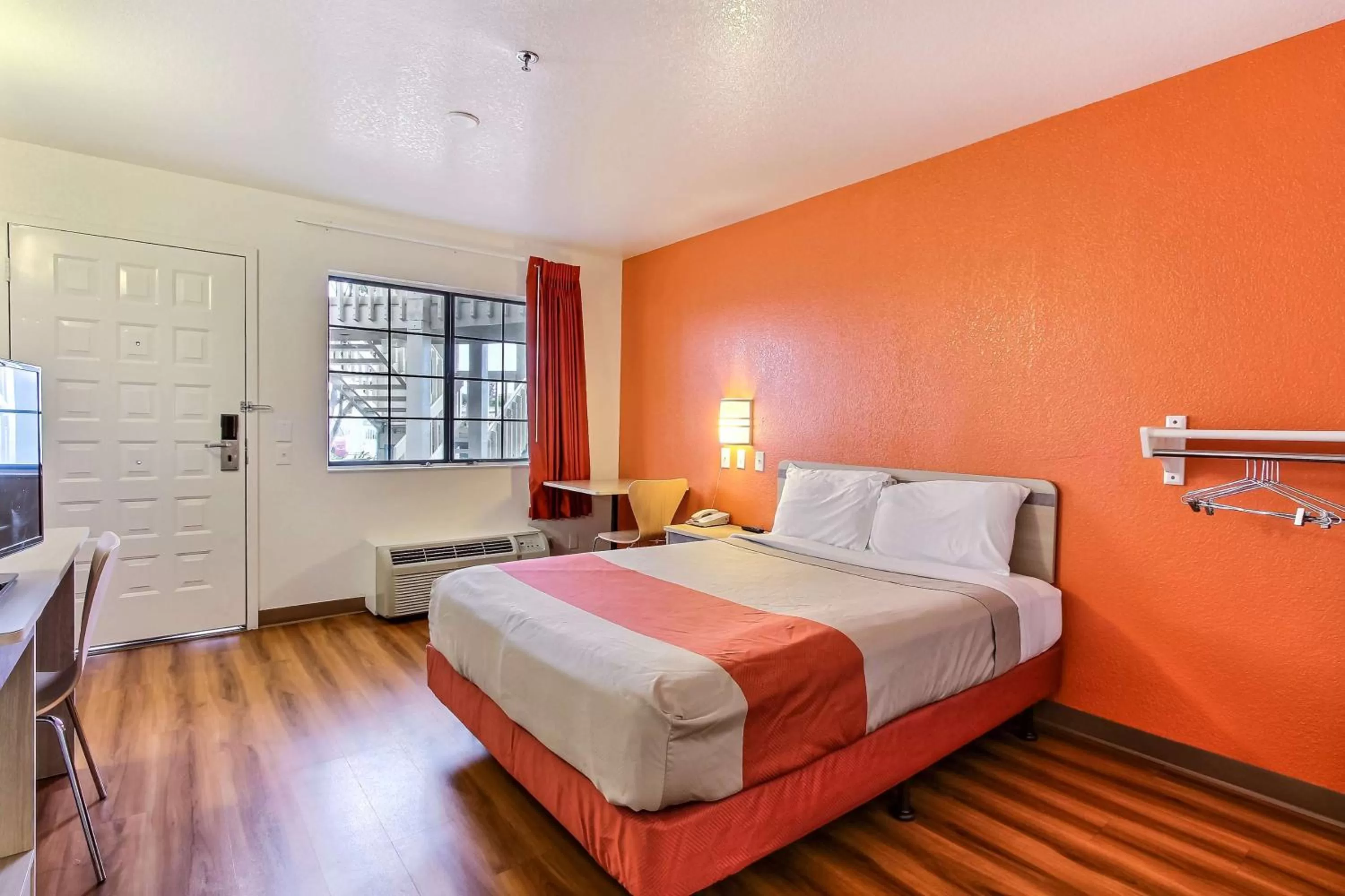 TV and multimedia, Bed in Motel 6-Salinas, CA - North Monterey Area