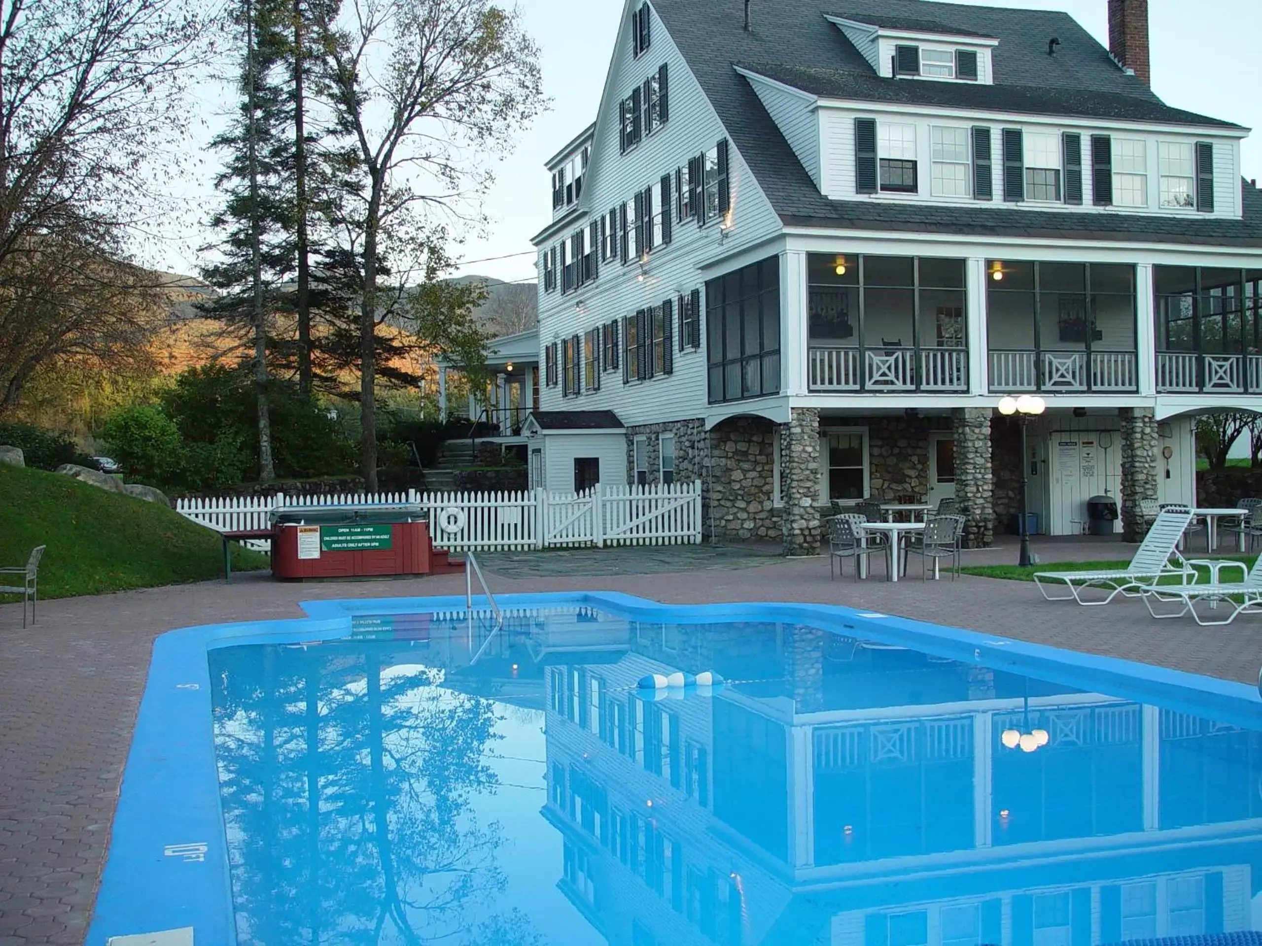 Swimming pool, Property Building in Franconia Inn