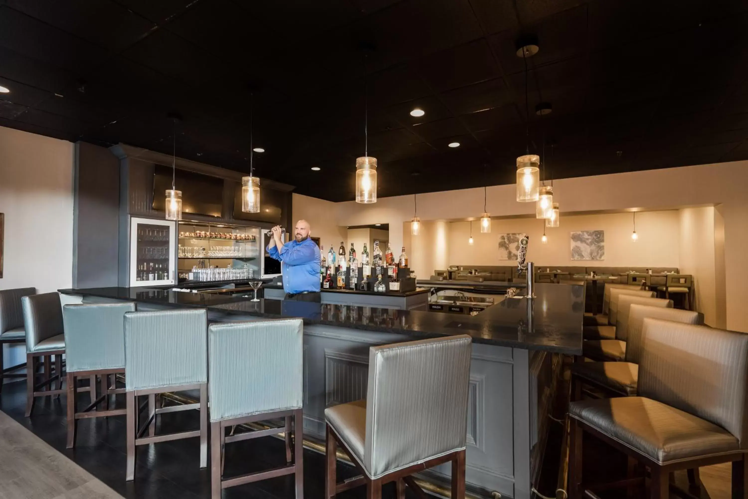 Lounge or bar in enVision Hotel & Conference Center Mansfield-Foxboro Lounge or bar in enVision Hotel & Conference Center Mansfield-Foxboro