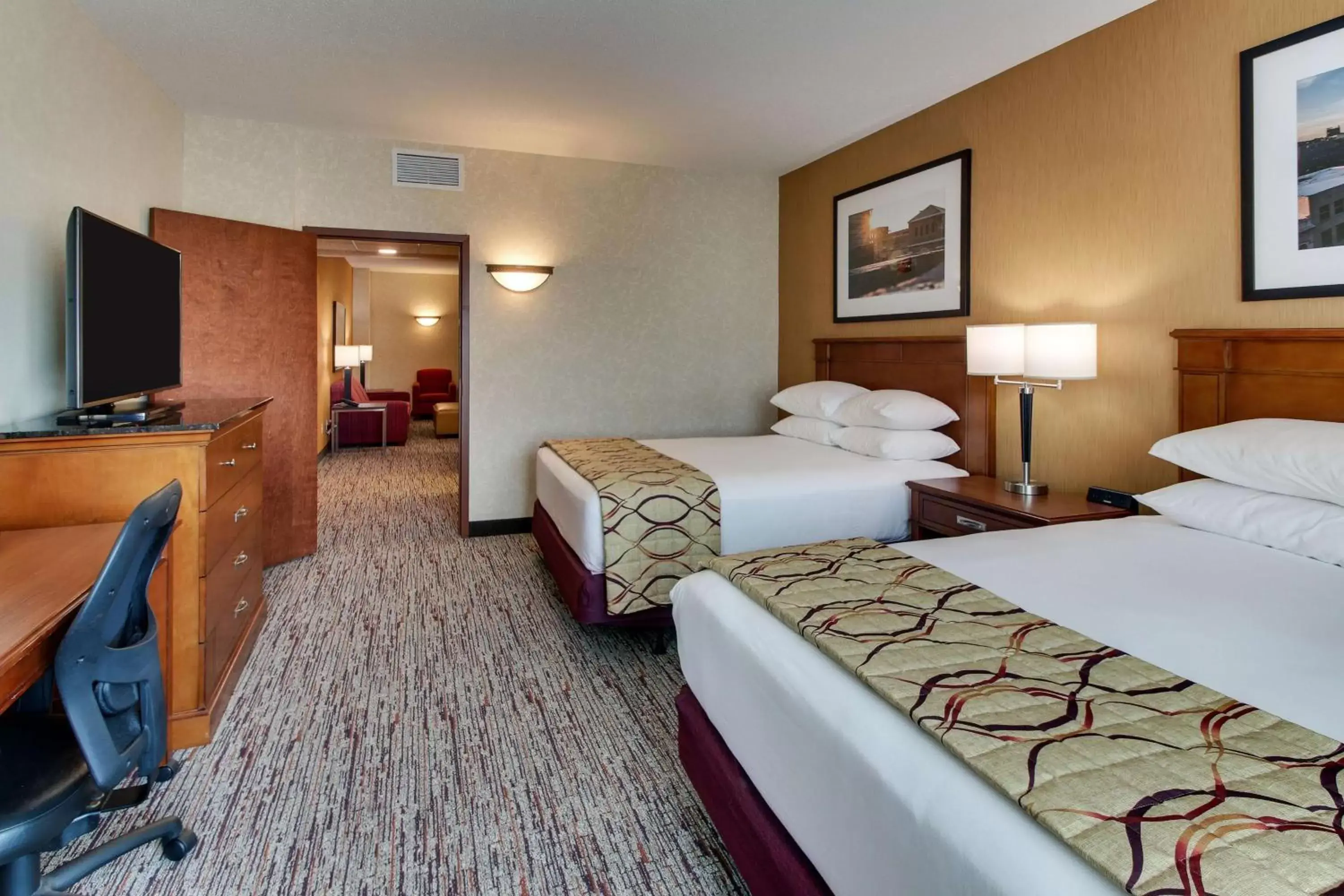 Photo of the whole room, Bed in Drury Inn & Suites Meridian