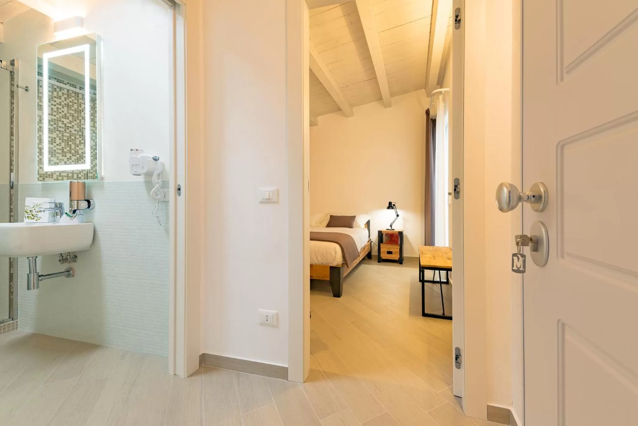 Bathroom, Bed in Le Maestranze Deluxe Rooms
