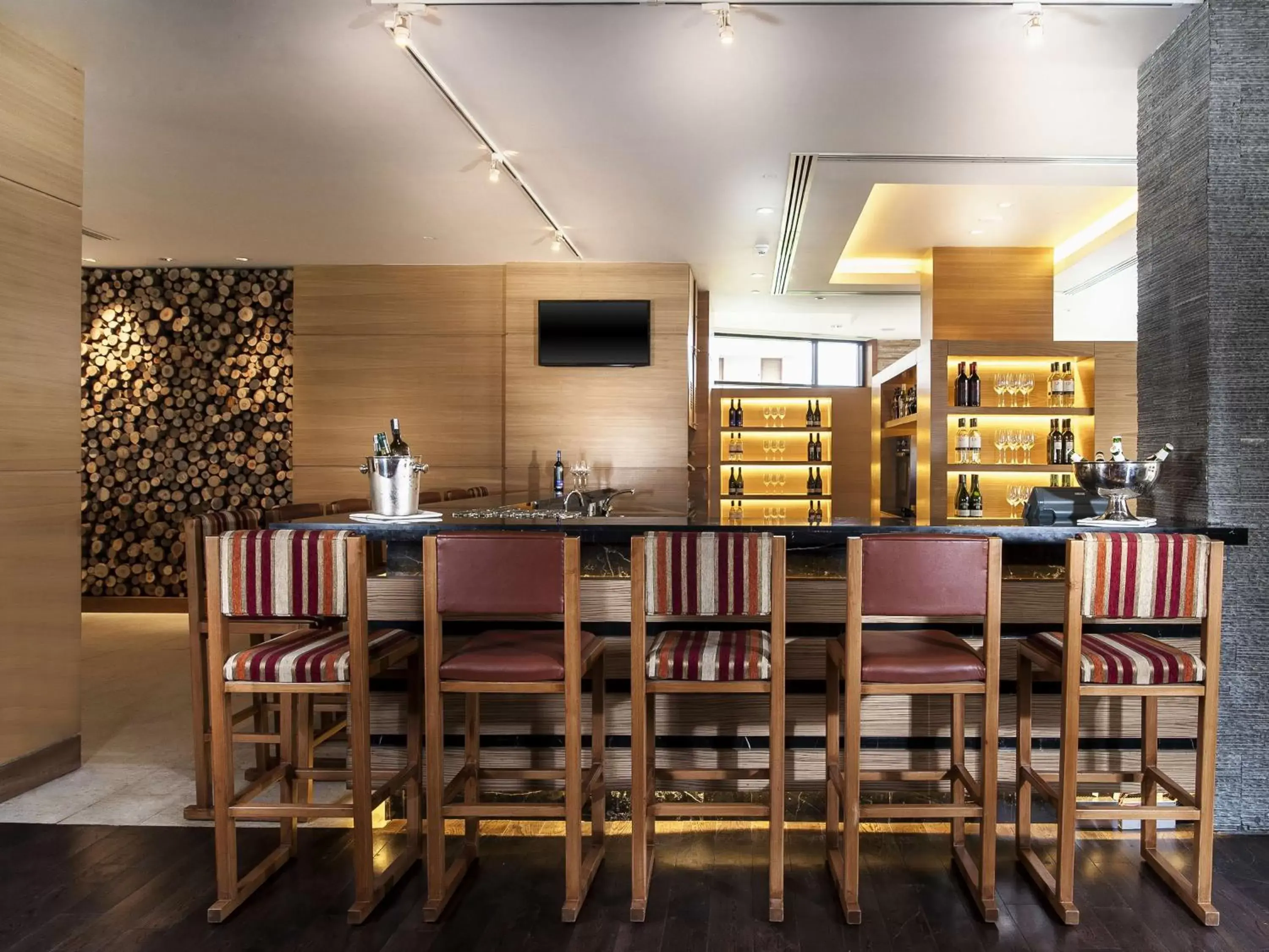 Lounge or bar, Restaurant/Places to Eat in Hyatt Place Hampi