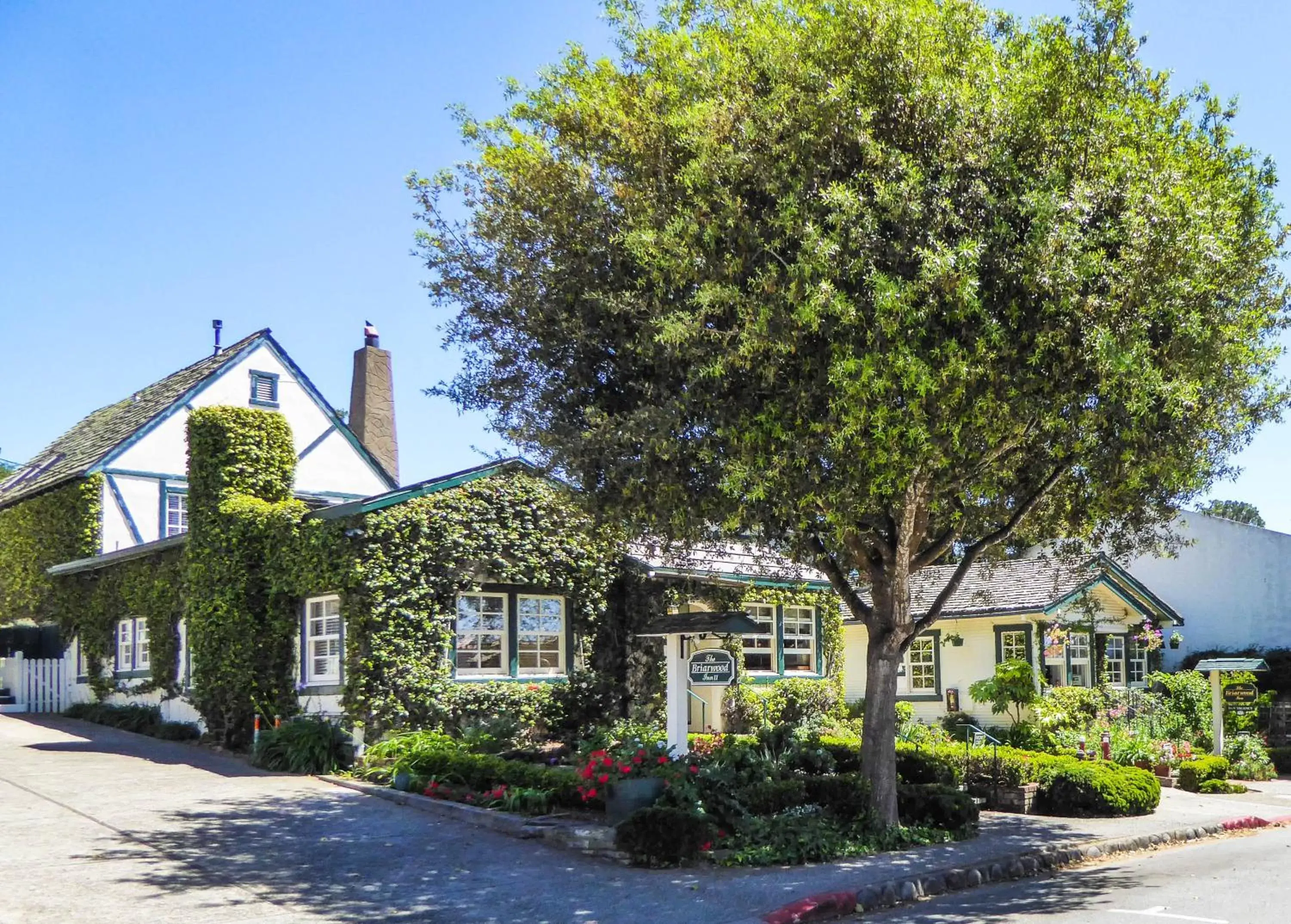 Garden view, Property Building in Briarwood Inn