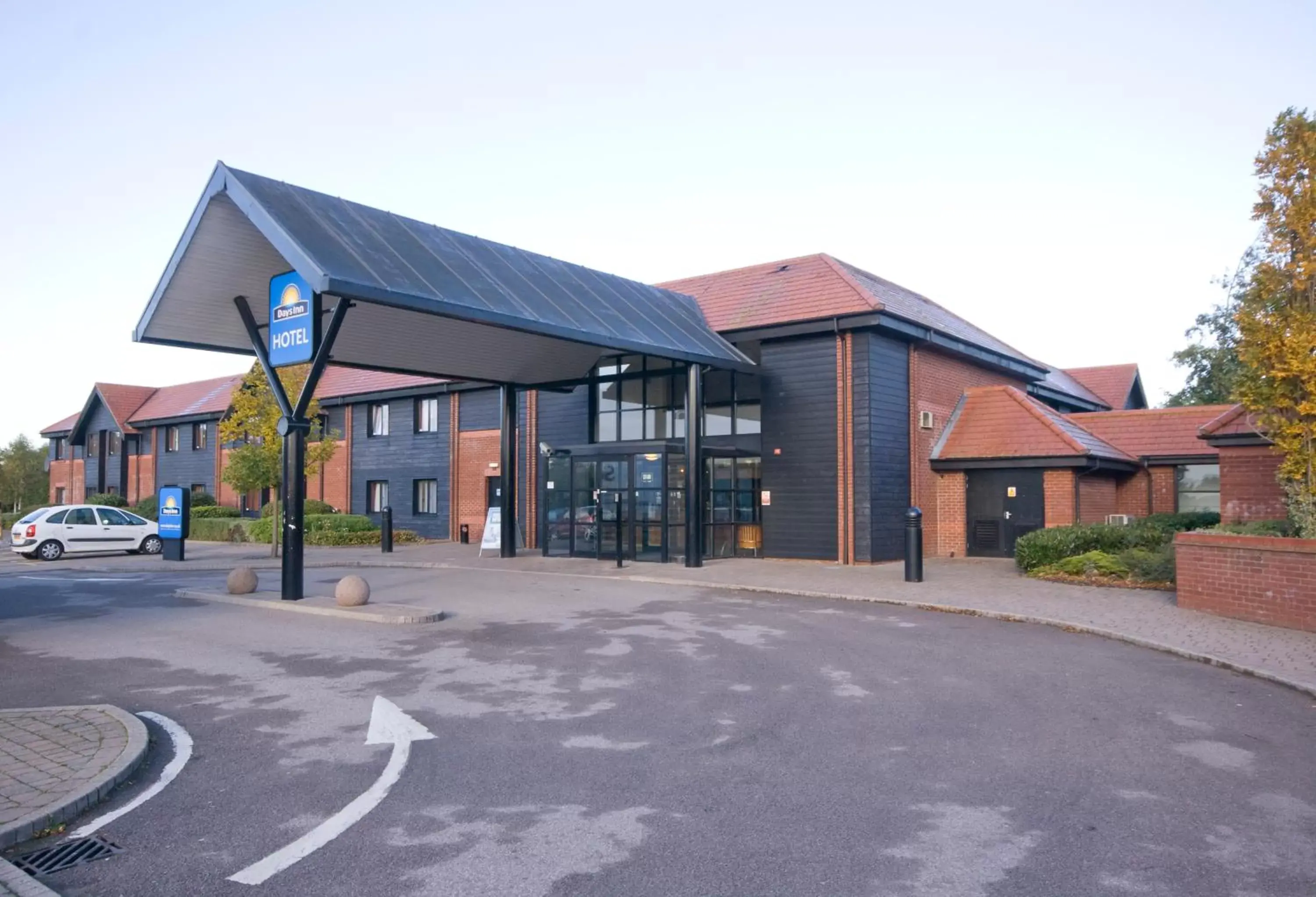 Facade/entrance, Property Building in Days Inn Stevenage North