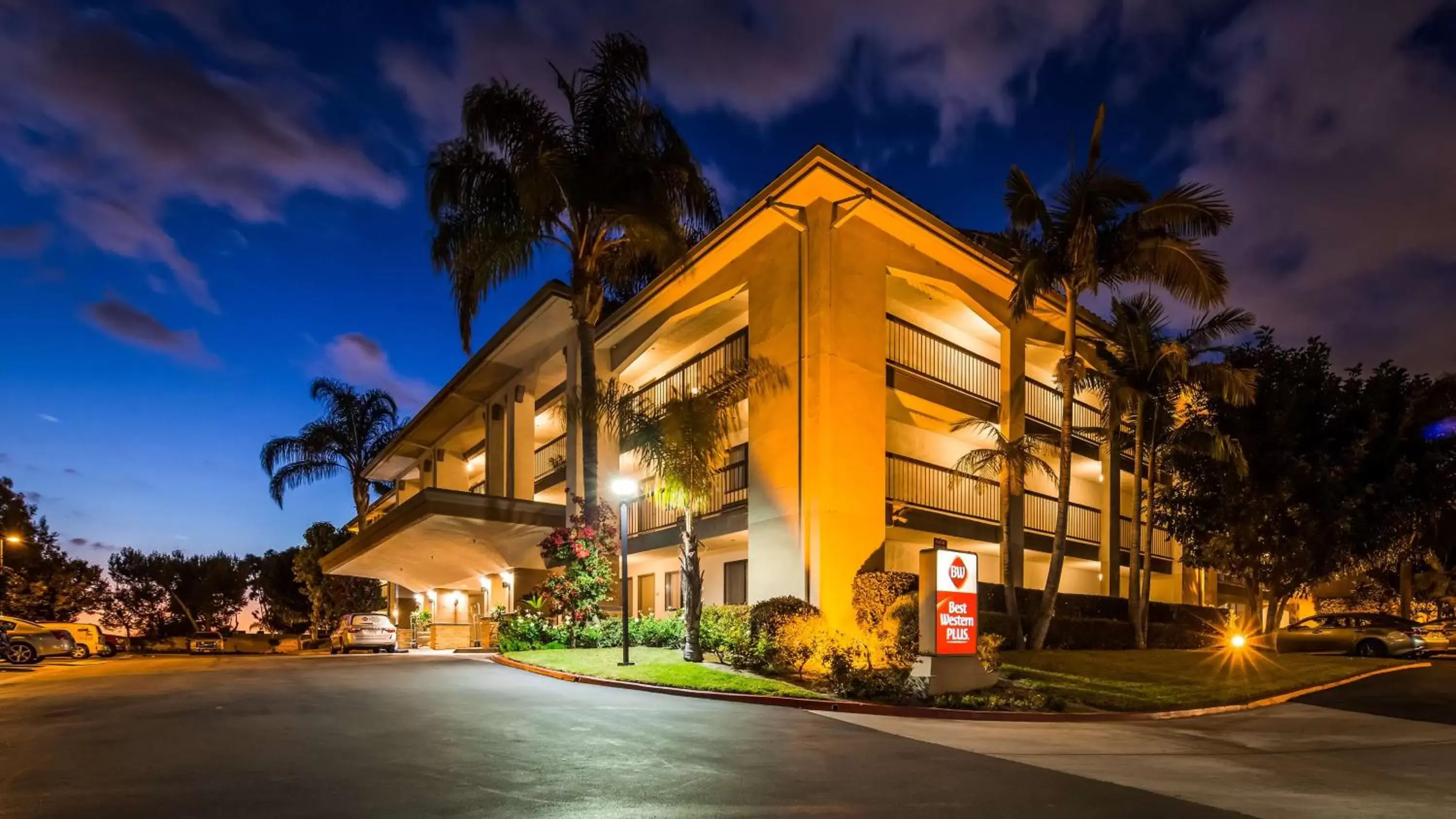 Property Building in Best Western Plus Orange County Airport North